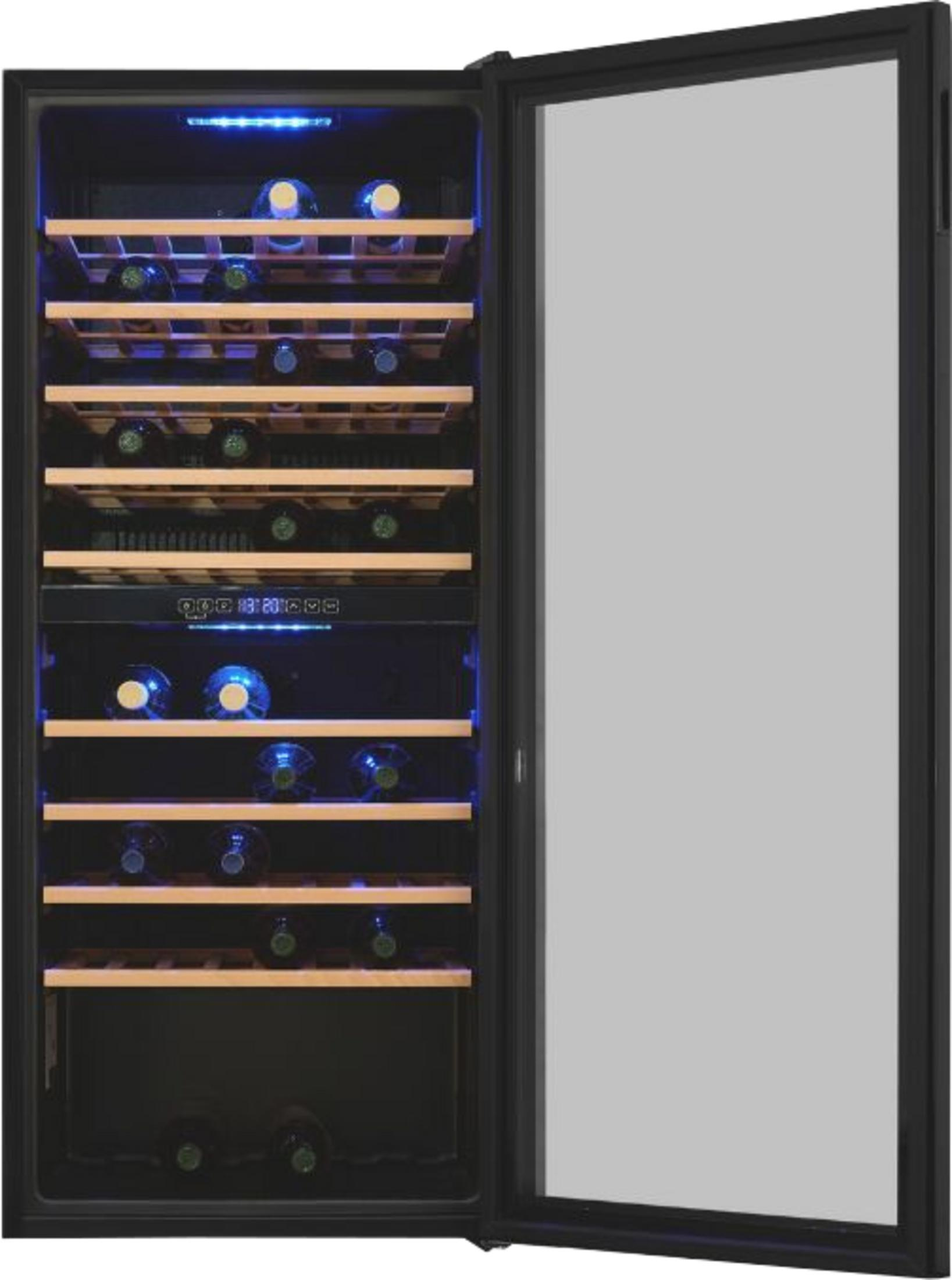 Un enfriador de vino negro con estantes de madera, iluminación azul y botellas.