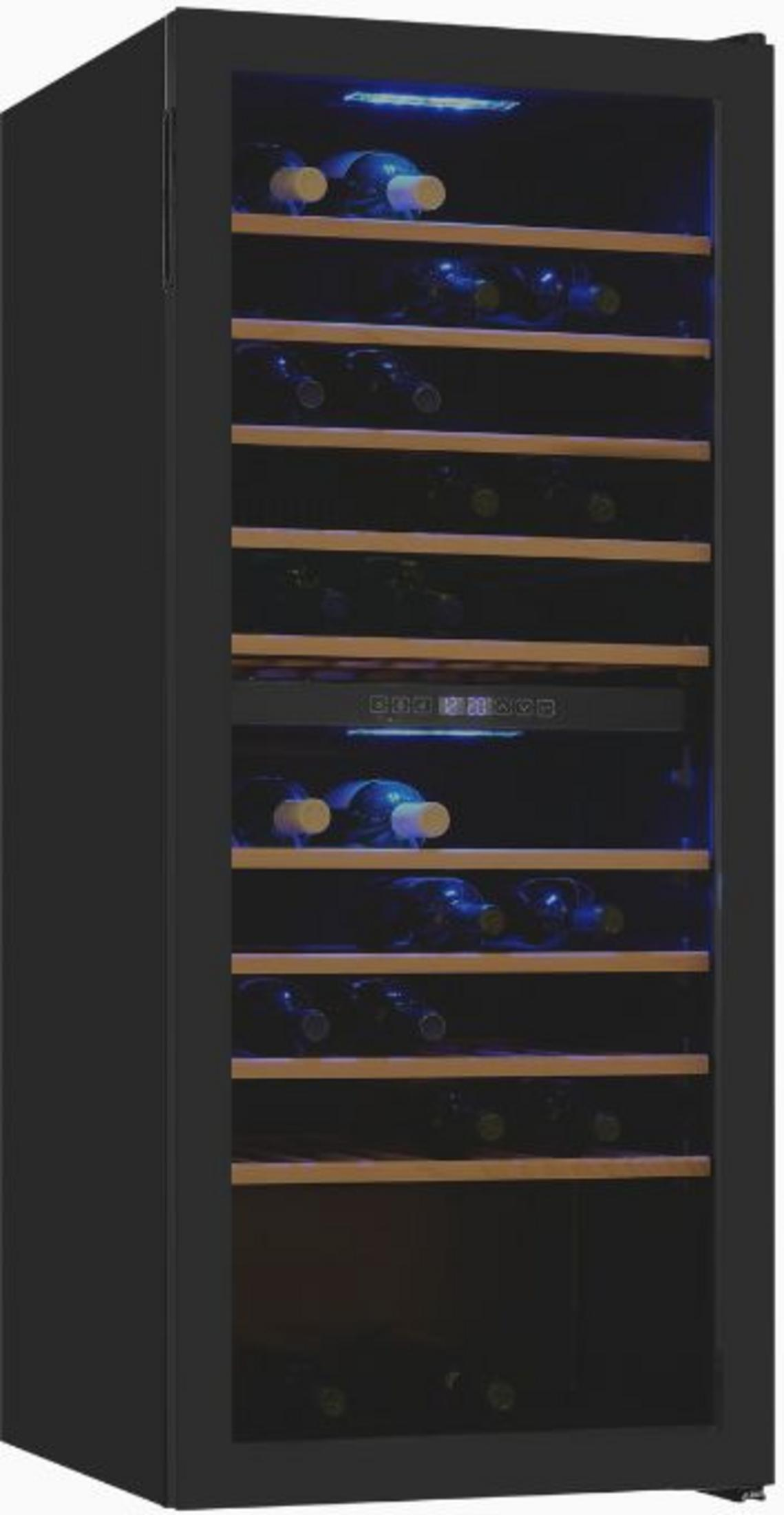 Una vinoteca negra independiente con estantes de madera, iluminación interior azul y botellas de vino.