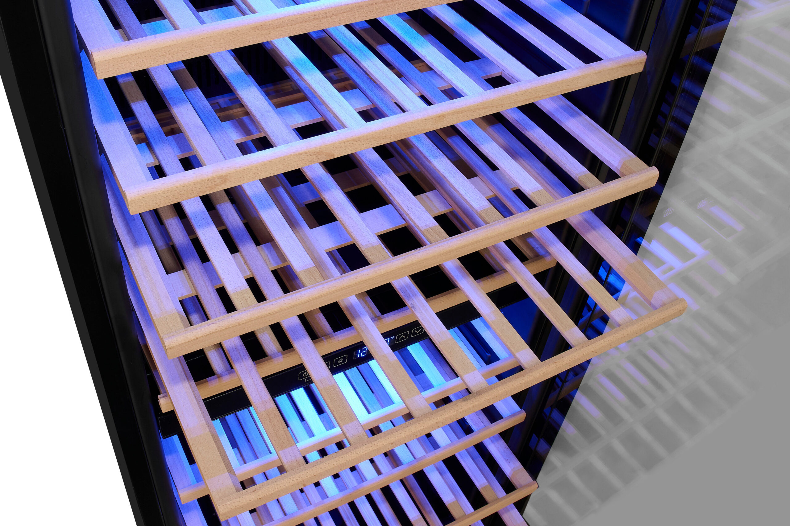 Interior de una vinoteca moderna con estantes de listones de madera e iluminación azul.