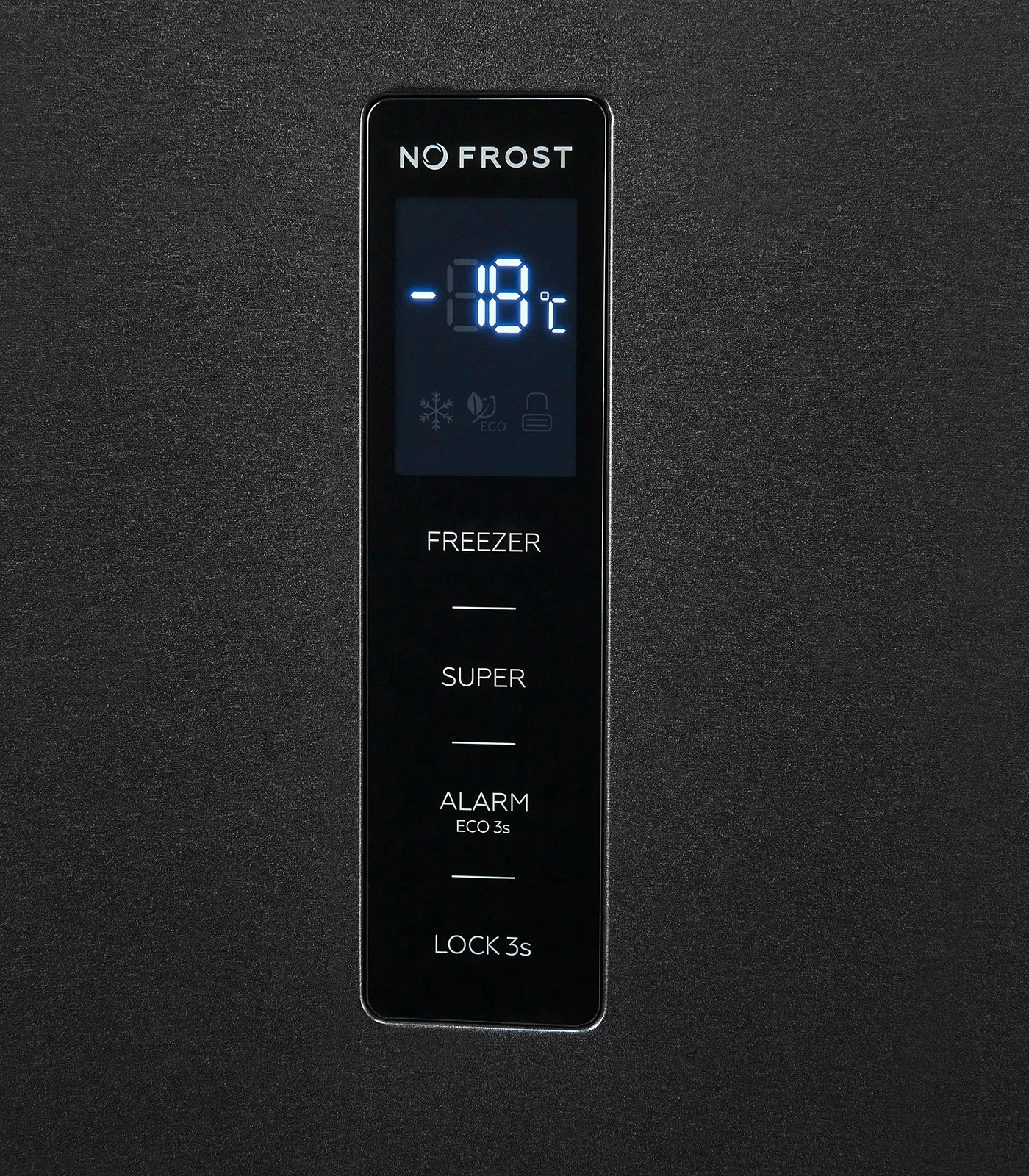 Ein schwarzes No-Frost-Gefrierschrank-Bedienfeld zeigt minus 18 Grad Celsius, darunter Touch-Tasten.