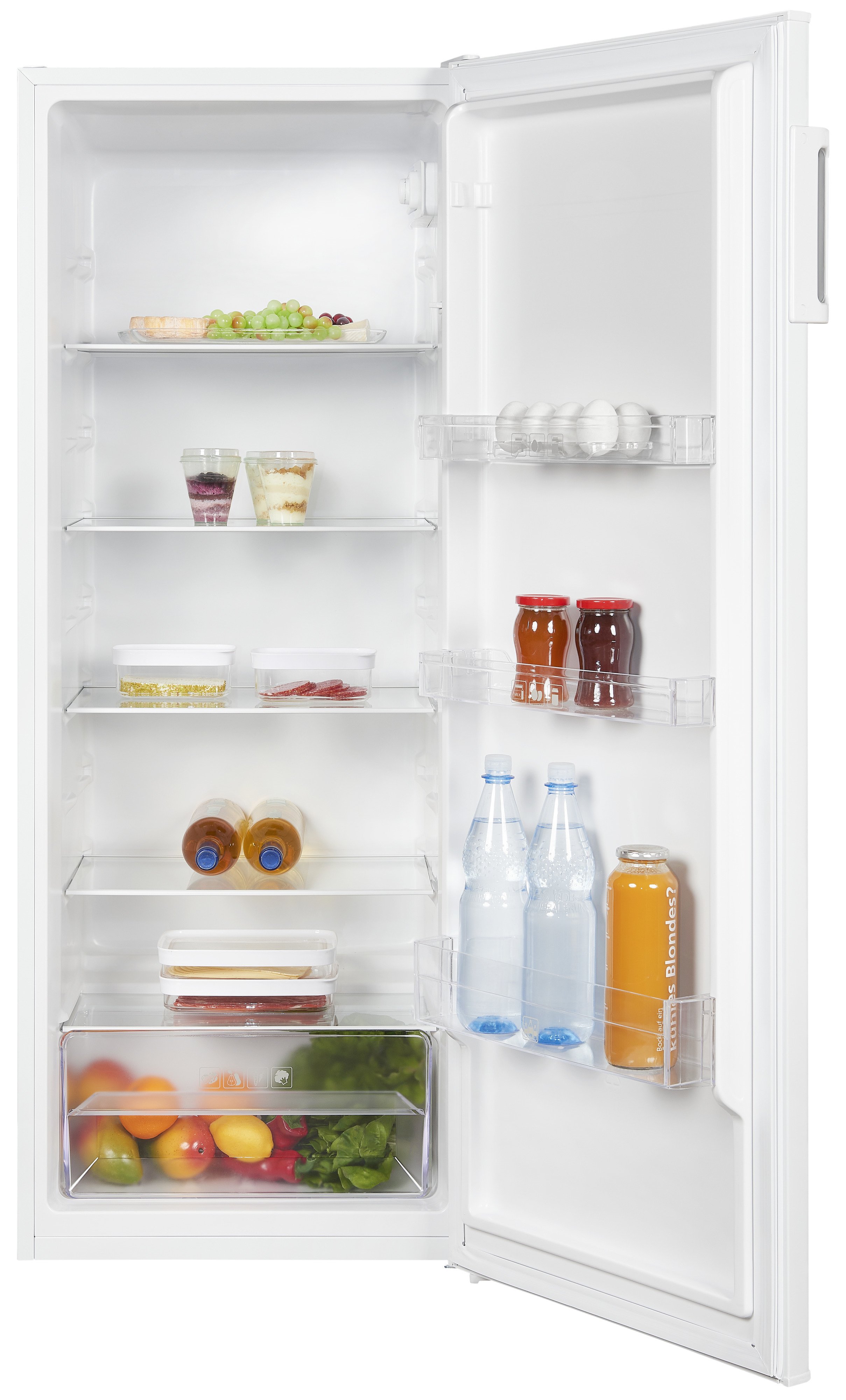 Ein offener weißer Kühlschrank mit Lebensmitteln wie Obst, Joghurt und Getränken auf den Regalen und in der Tür.