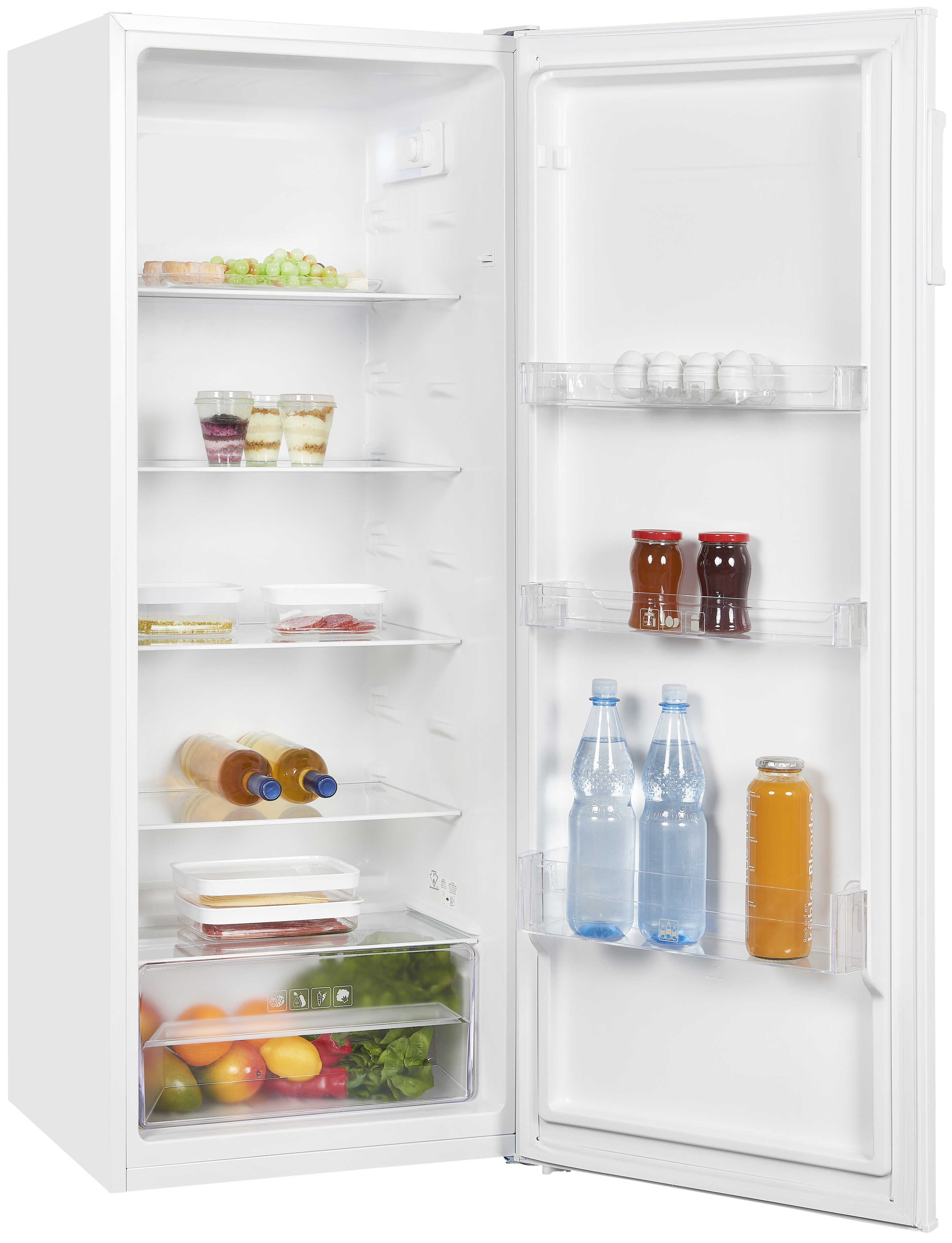Ein offener weißer Kühlschrank mit Lebensmitteln wie Obst, Getränken und Behältern auf den Ablagen.
