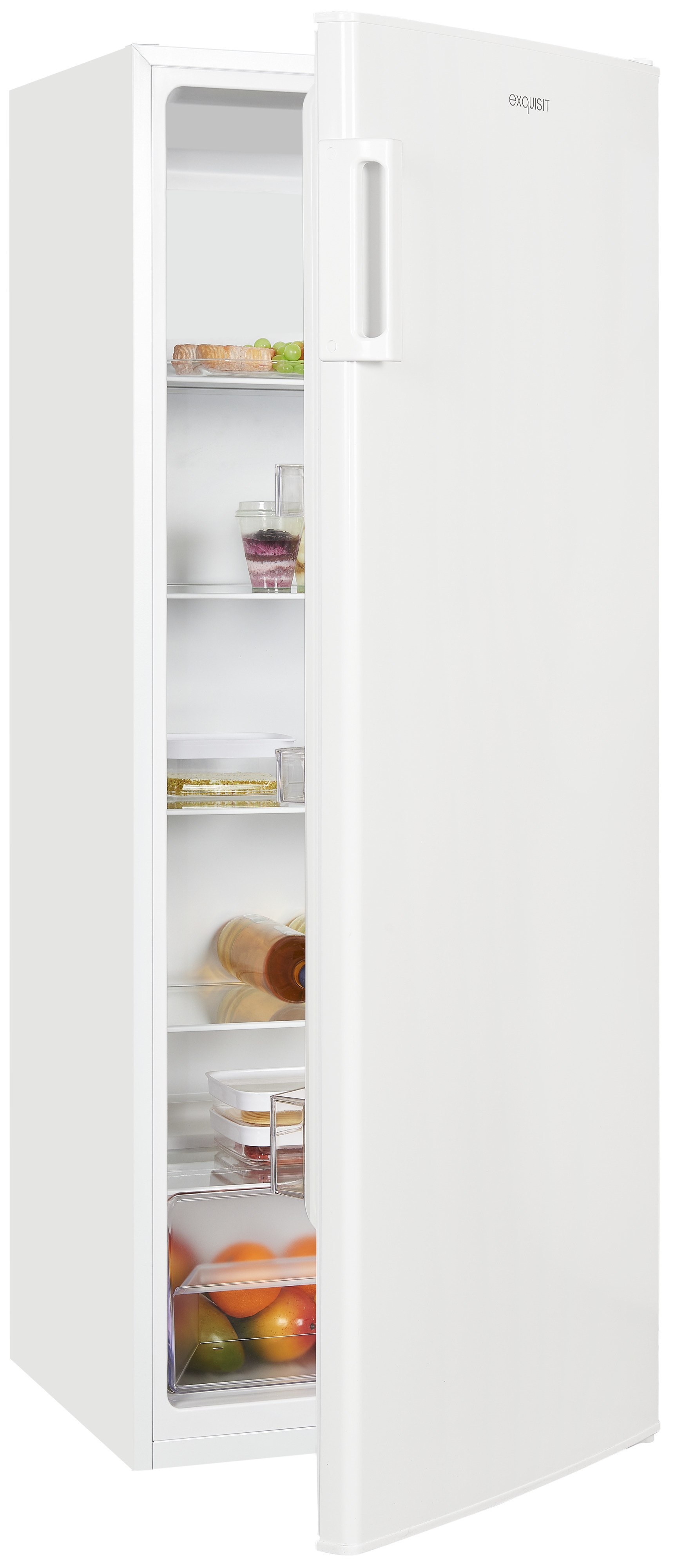 Ein weißer Exquisit Kühlschrank mit offener Tür, gefüllt mit Lebensmitteln, Früchten und Flaschen auf den Glasböden.