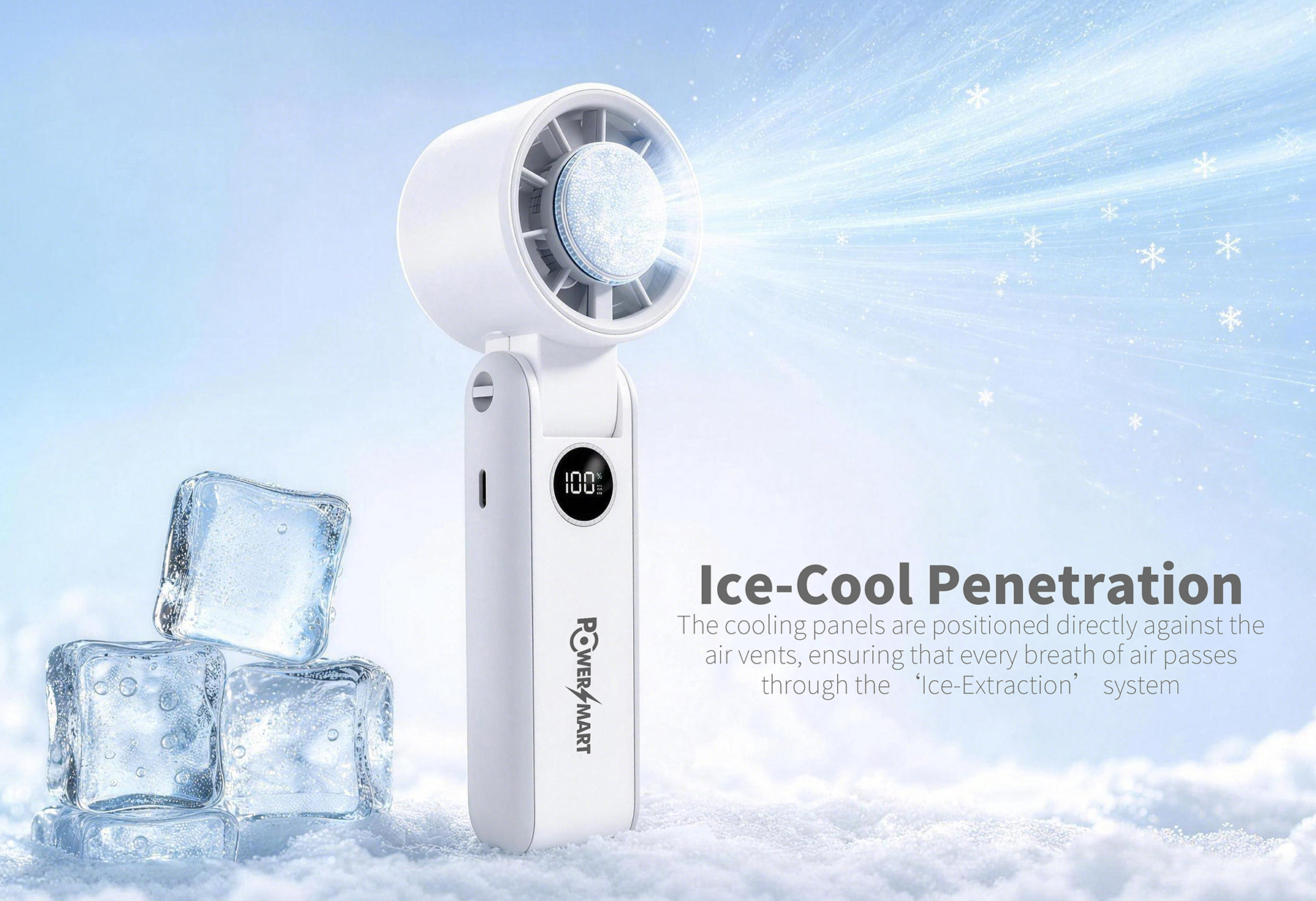 Ein weißer Handventilator bläst kühle Luft über Eiskristalle, neben drei Eiswürfeln auf verschneitem Boden.