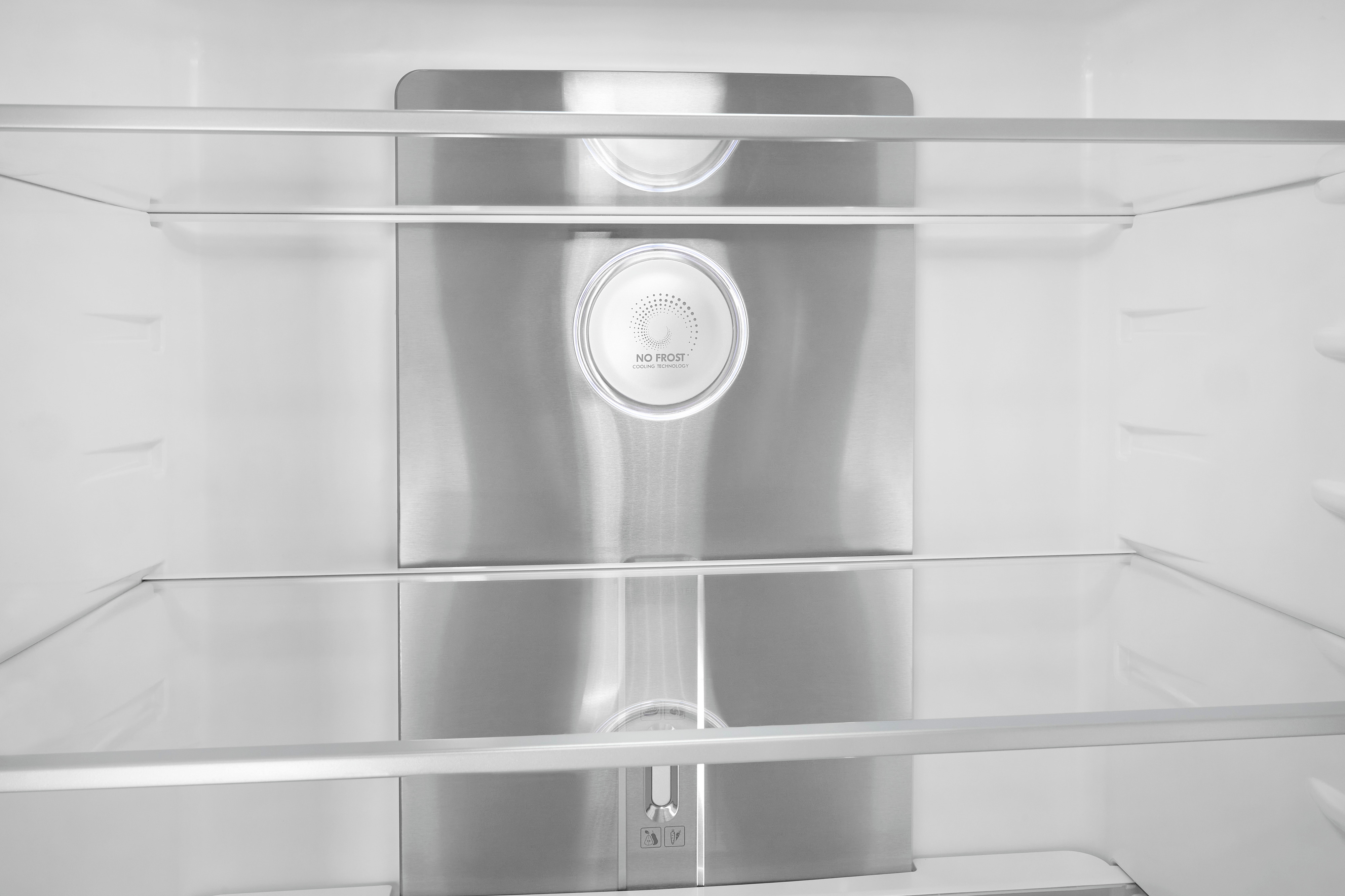 Innenansicht eines leeren Kühlschranks mit Glasregalen und No-Frost-Technologie.
