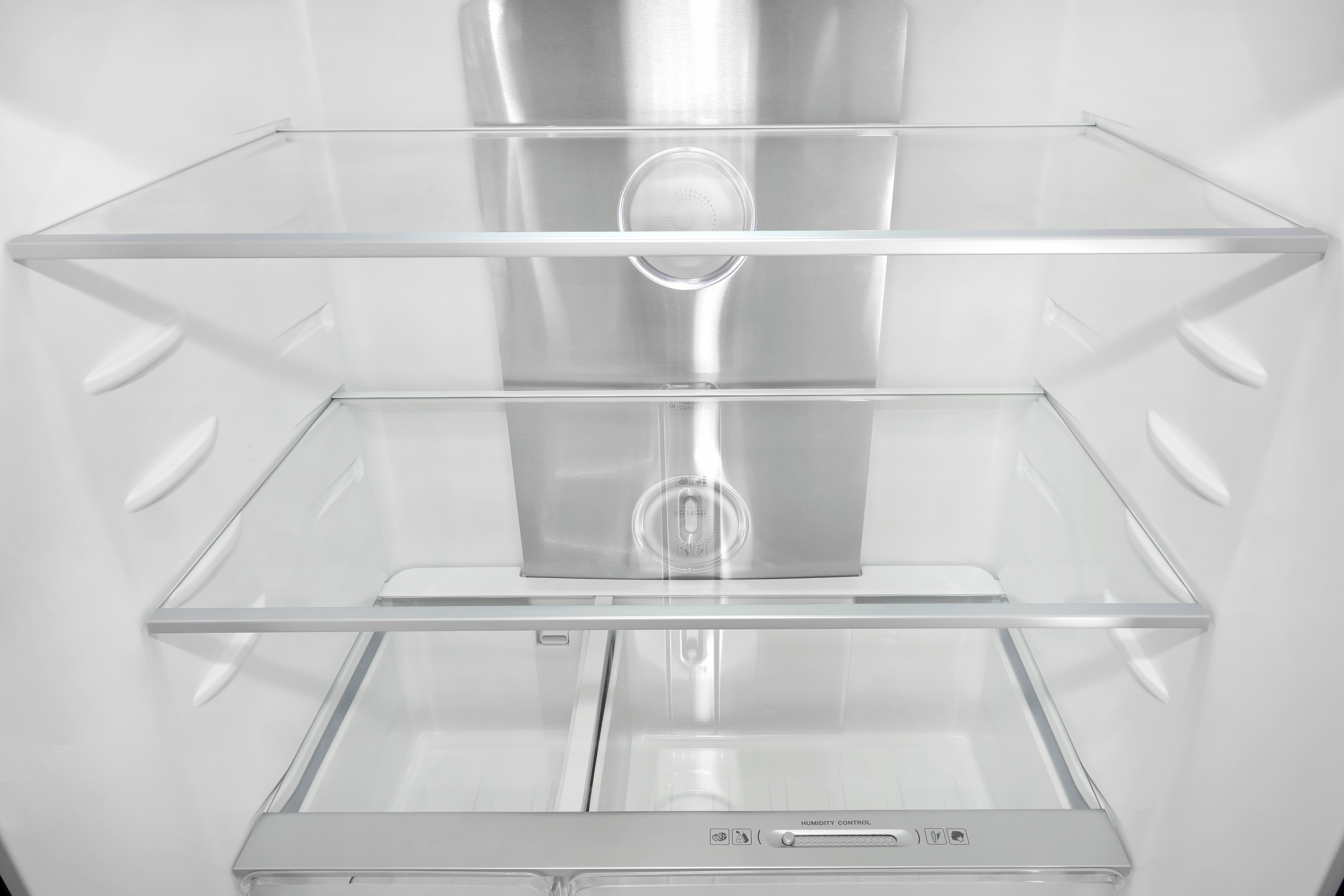 Innenansicht eines leeren Kühlschranks mit Glasböden, Metallrückwand und zwei transparenten Schubladen.