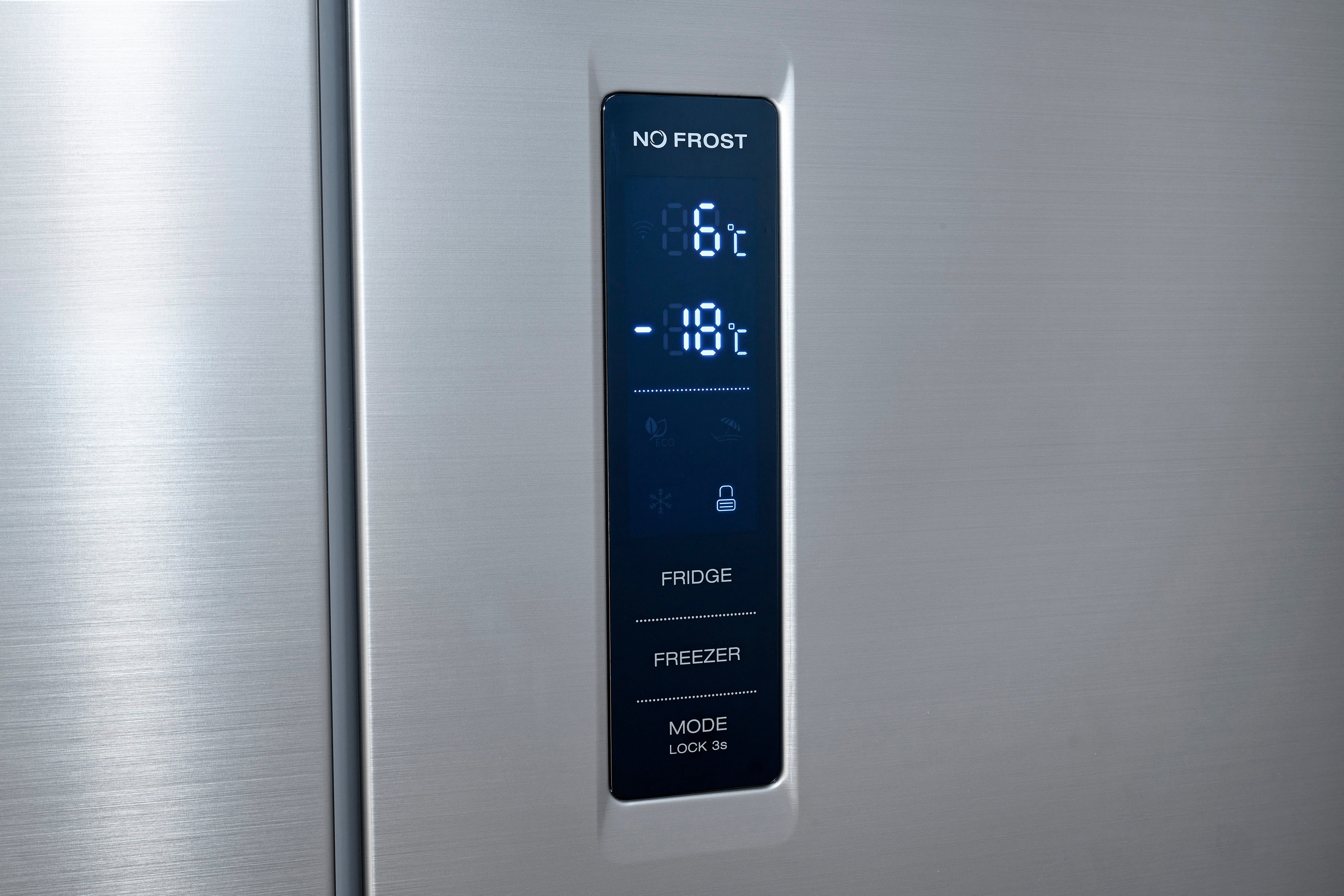 Ein edelstahlfarbener Kühlschrank hat ein schwarzes digitales Bedienfeld mit Temperatureinstellungen und Modusoptionen.