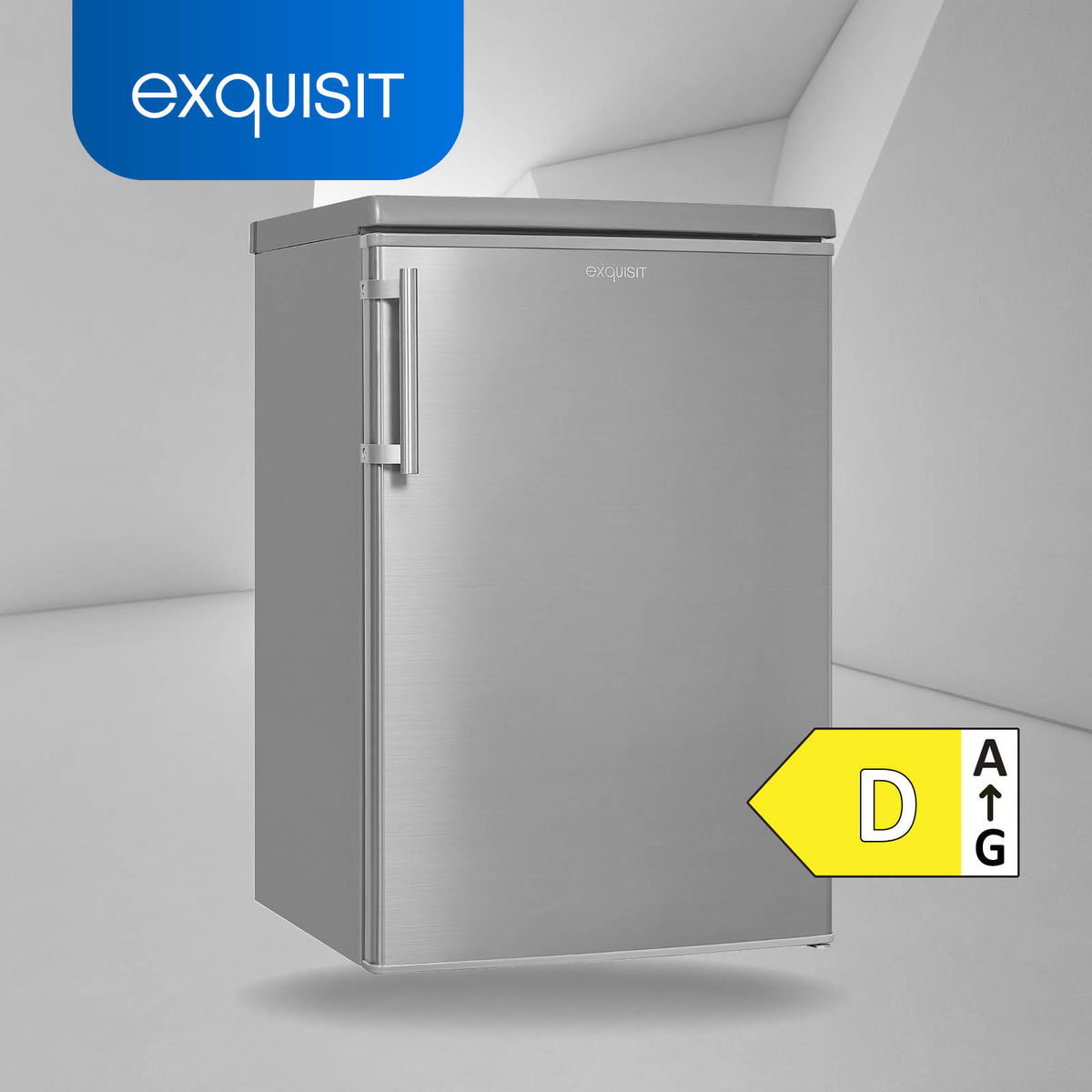 Ein silberner Exquisit-Kühlschrank mit Energieeffizienzklasse D steht vor einer weißen Wand.