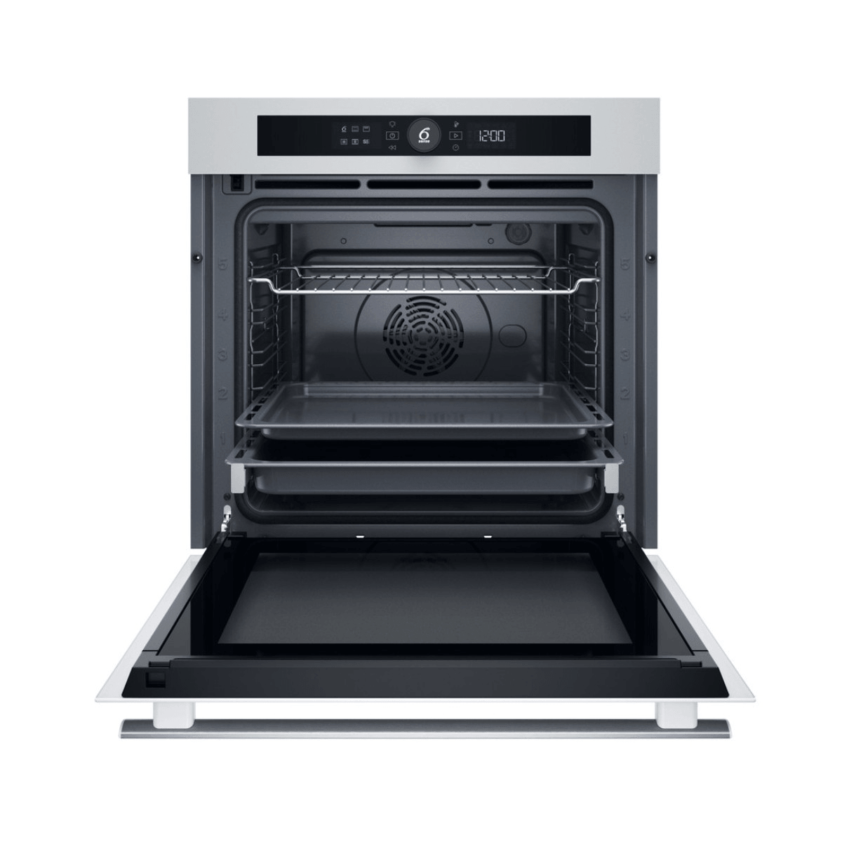 Vista frontale di un forno argento aperto con interno nero, una griglia e due teglie.