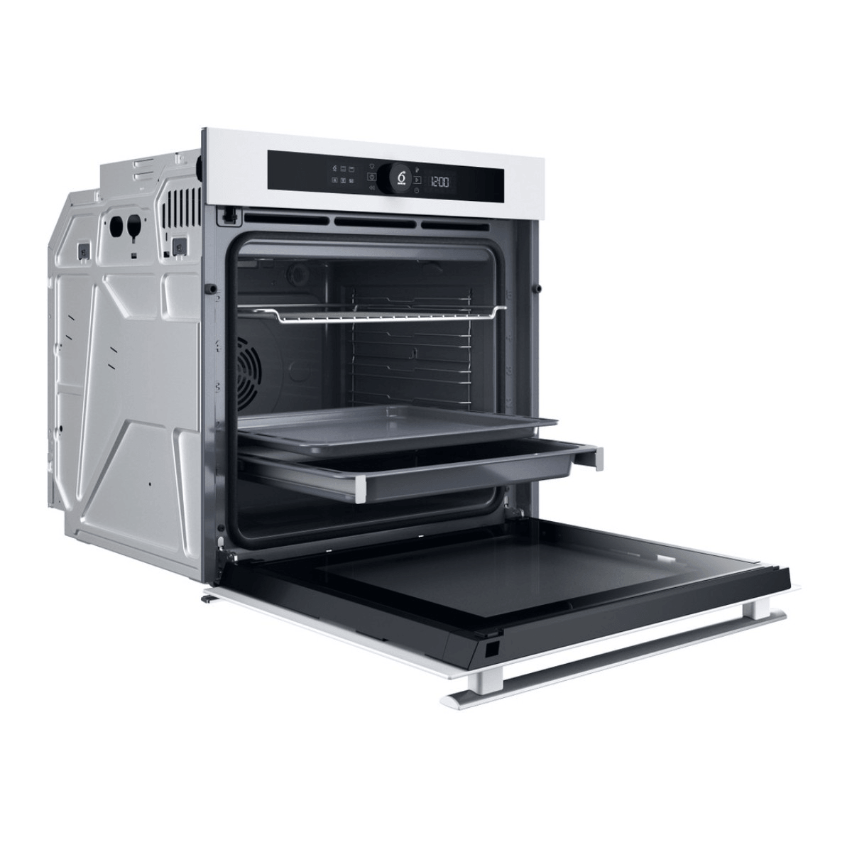 Moderno forno da incasso bianco e argento con porta aperta, teglie e griglia su sfondo bianco.
