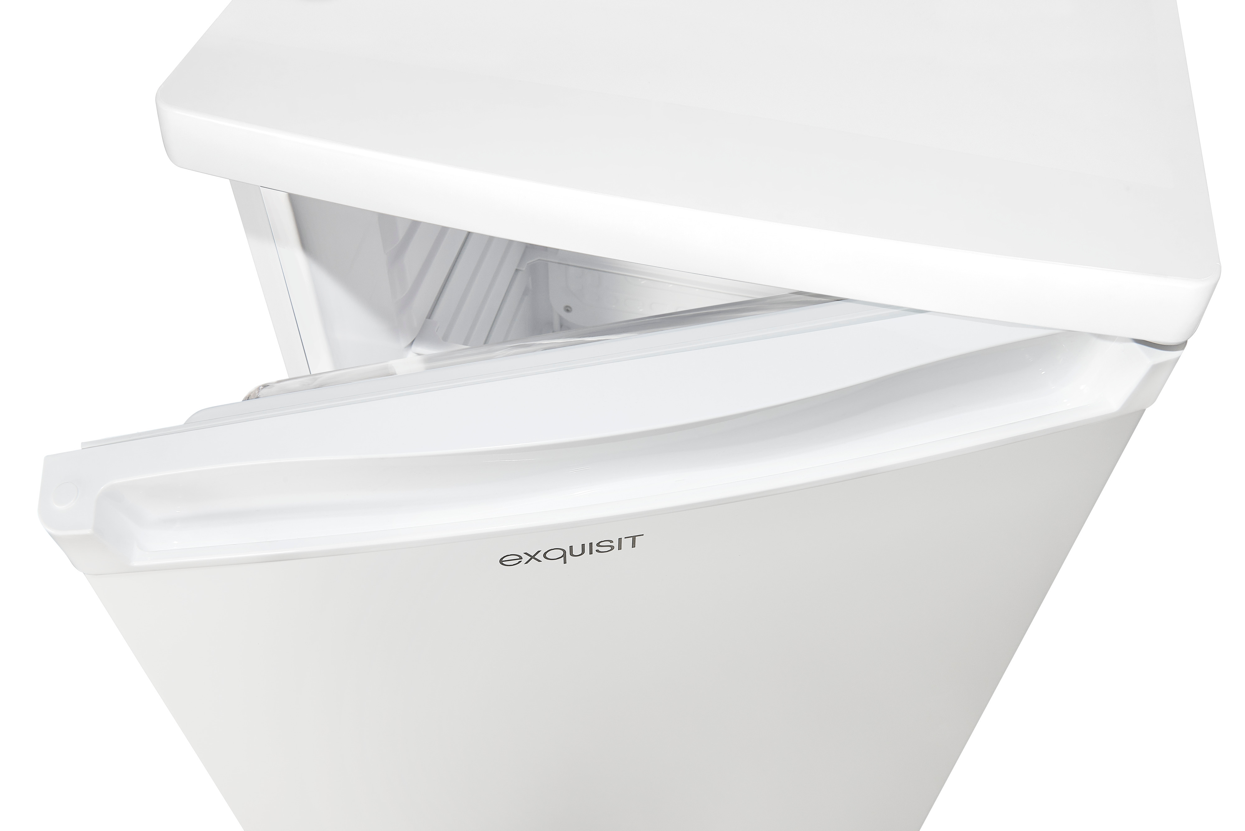 Un refrigerador Exquisit blanco con la puerta del congelador parcialmente abierta sobre fondo blanco.