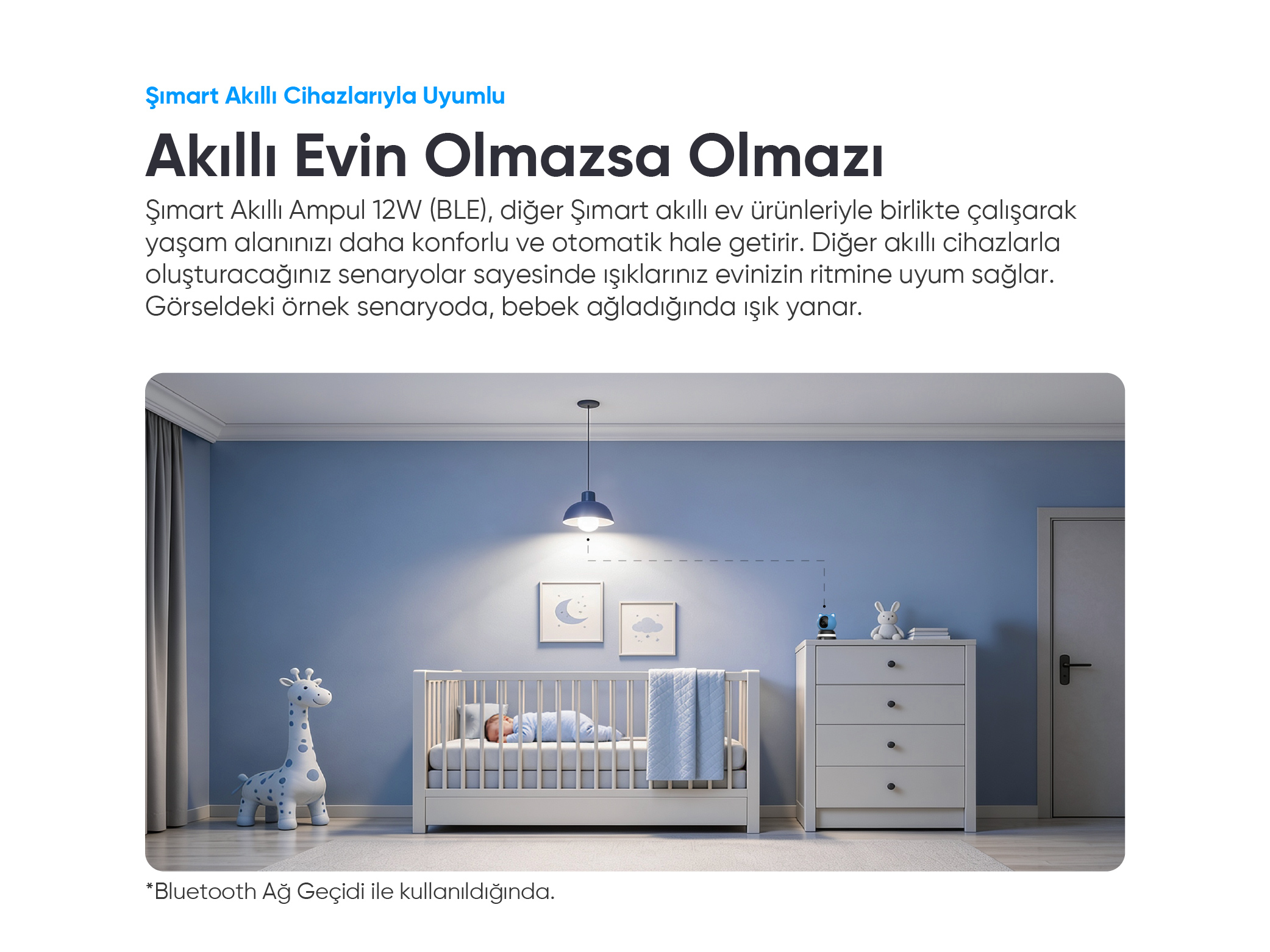 Beşik, sarkıt lamba, zürafa oyuncağı ve şifonyer olan mavi bebek odası.