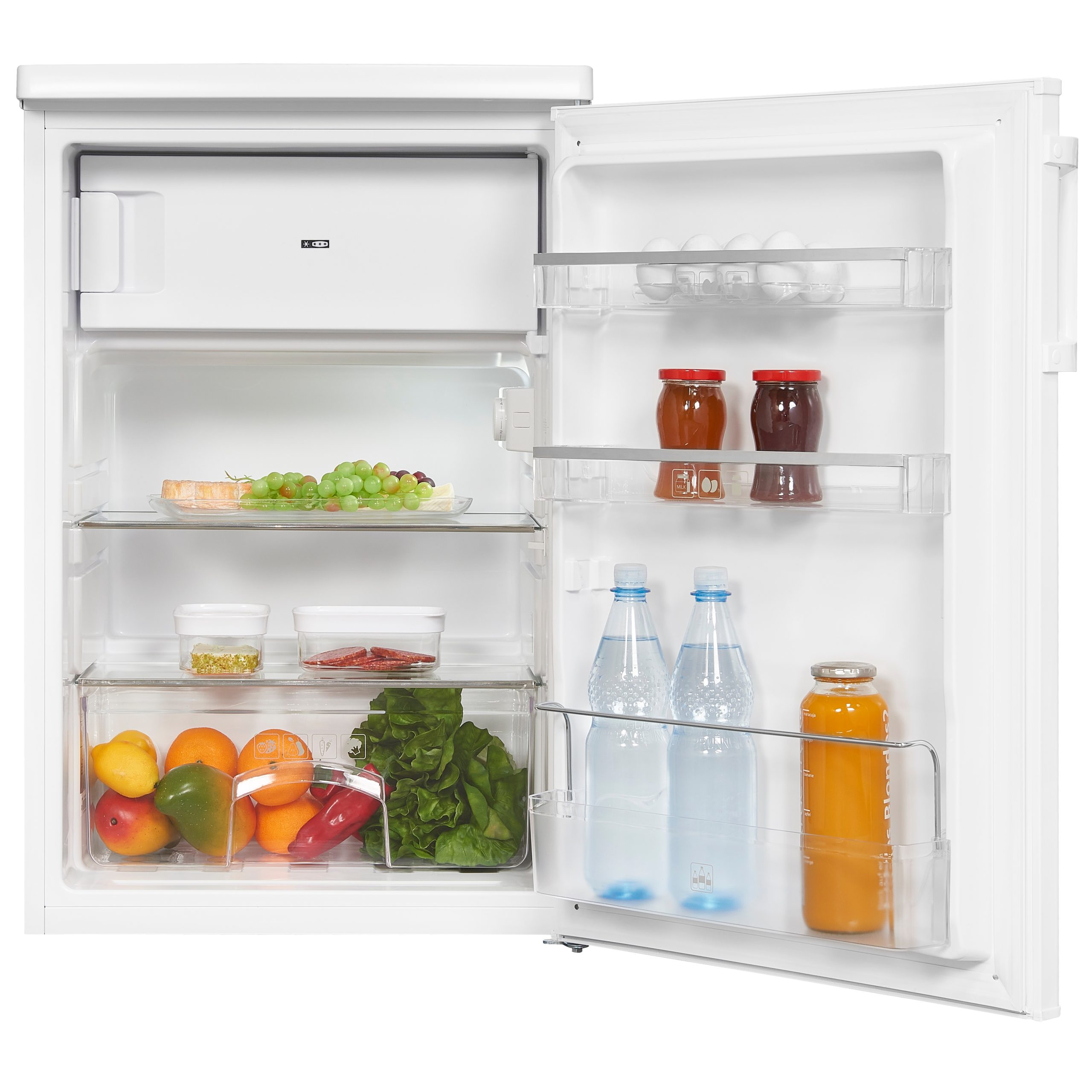 Ein offener weißer Kühlschrank gefüllt mit frischem Obst, Gemüse, Getränken, Jars und Eiern in den Türfächern.