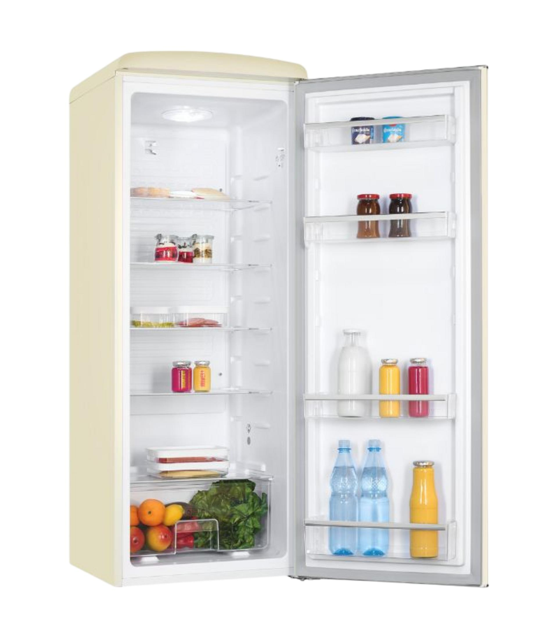 Ein offener, cremefarbener Kühlschrank mit gefüllten Glasregalen und Gemüseschublade auf weißem Hintergrund.