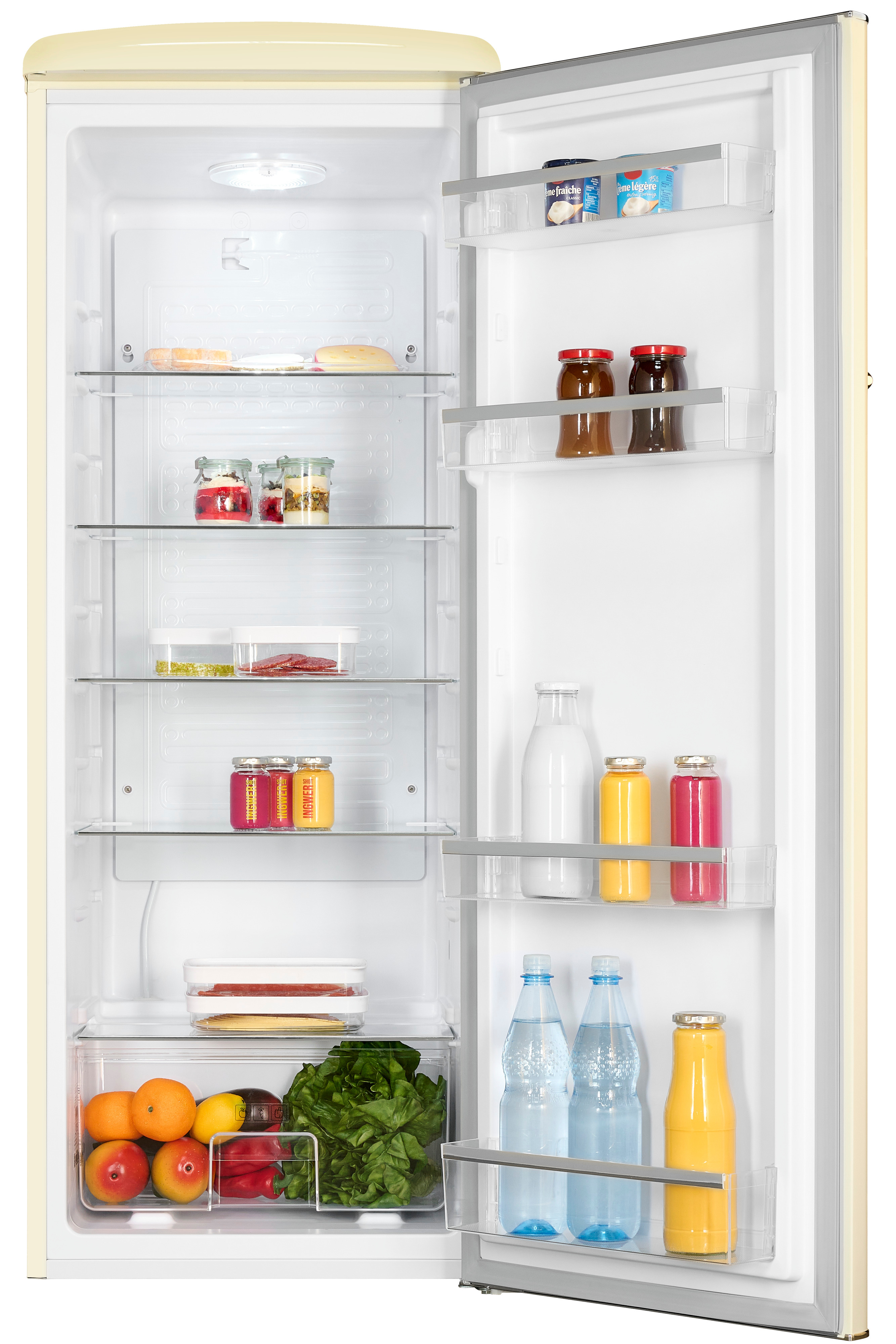 Ein offener, cremefarbener Kühlschrank mit Regalen voller Getränke, Gläsern, frischem Obst und Gemüse.