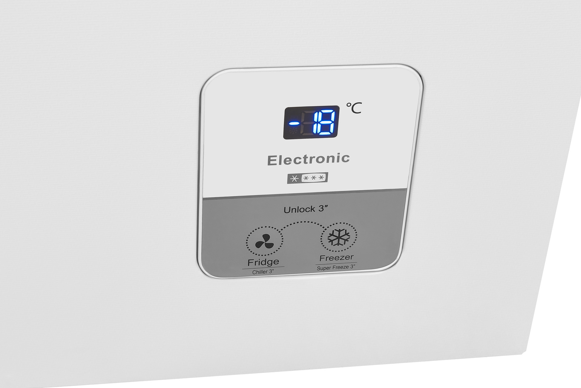 Ein weißes elektronisches Gefrierschrank-Bedienfeld zeigt minus 18 Grad Celsius und Touch-Tasten für Fridge und Freezer.