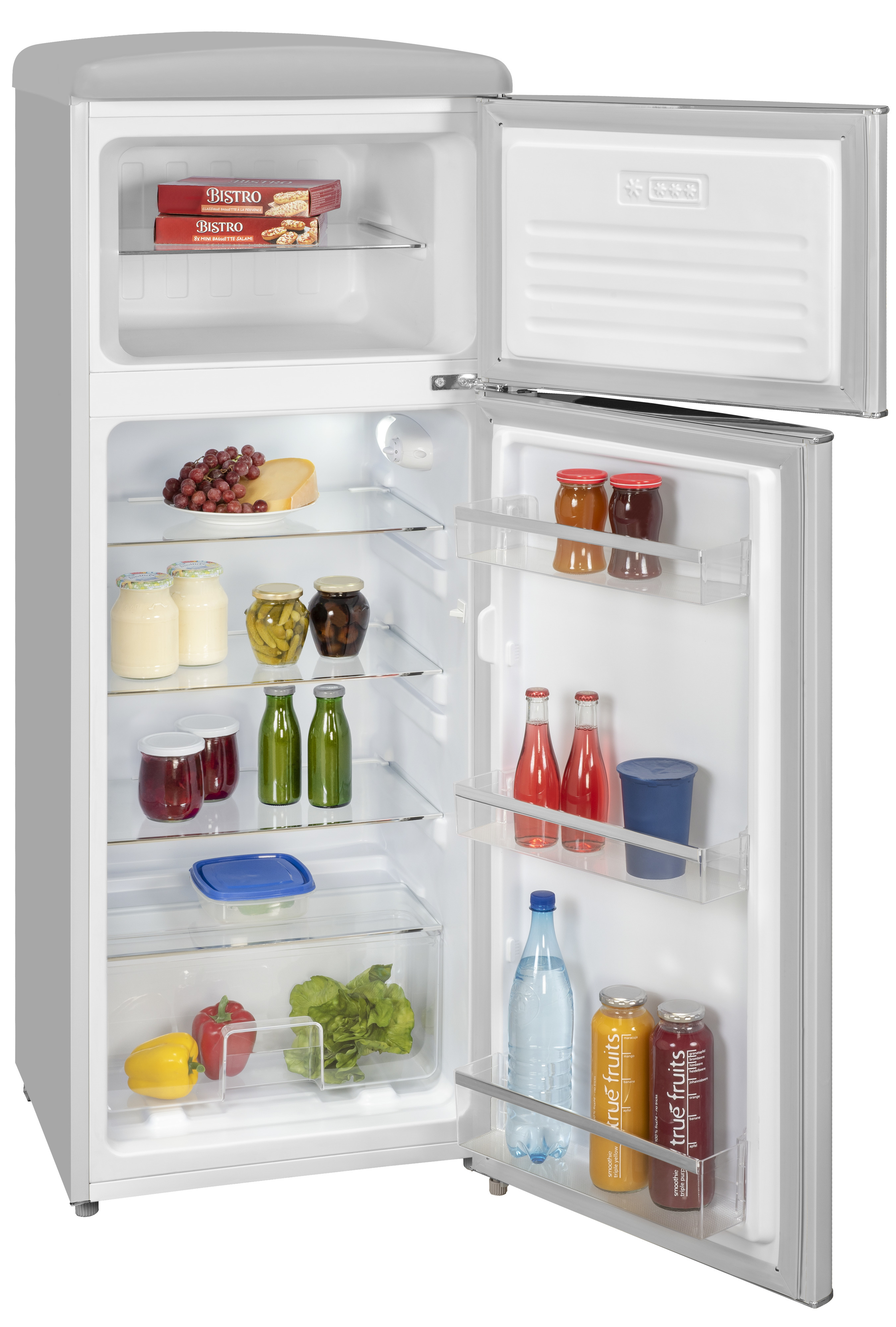 Offener weißer Kühlschrank mit Lebensmitteln wie Obst, Gemüse, Gläsern und Flaschen auf den Regalen.