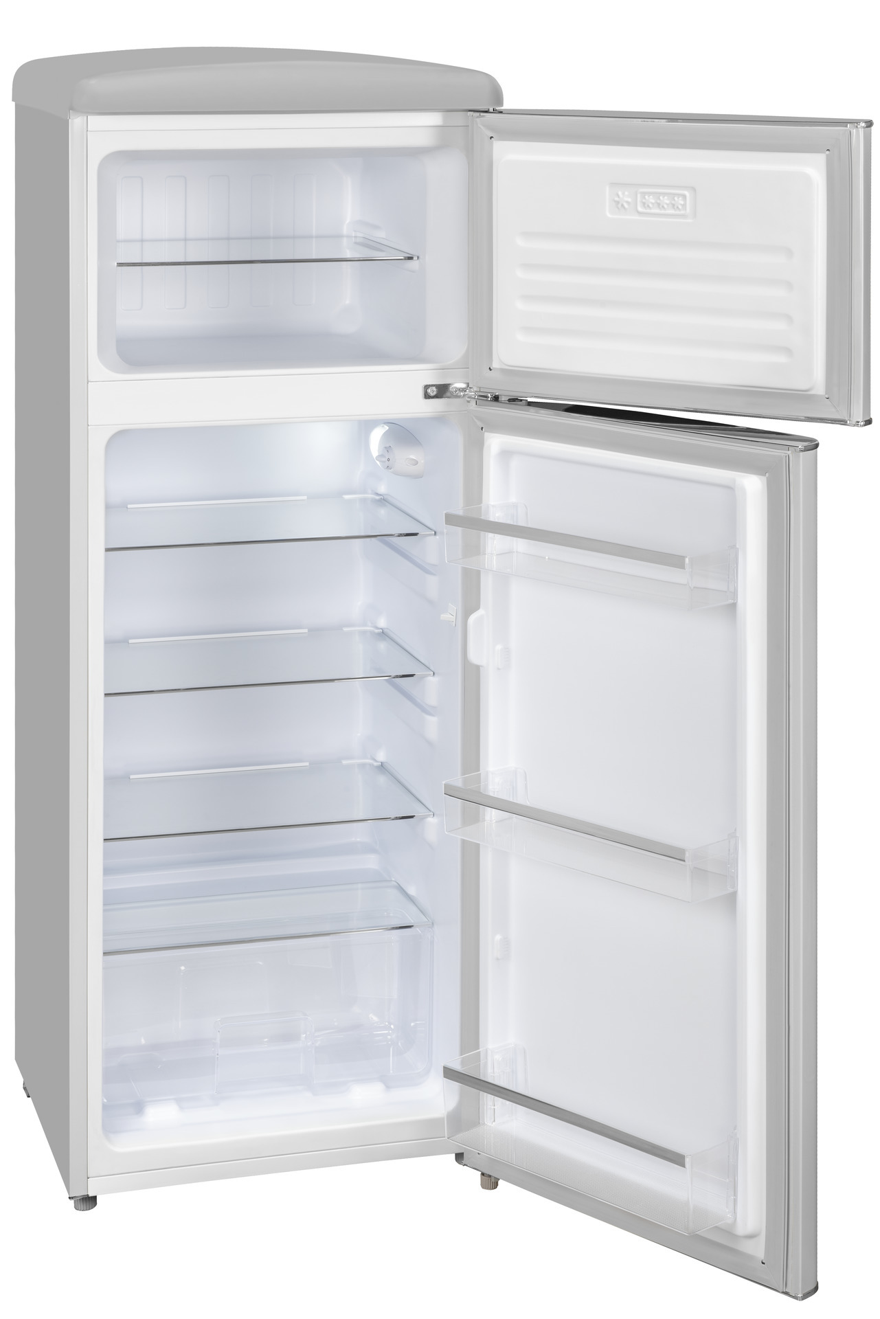 Ein offener silberner Kühlschrank mit leeren Glasböden und Türfächern auf weißem Hintergrund.