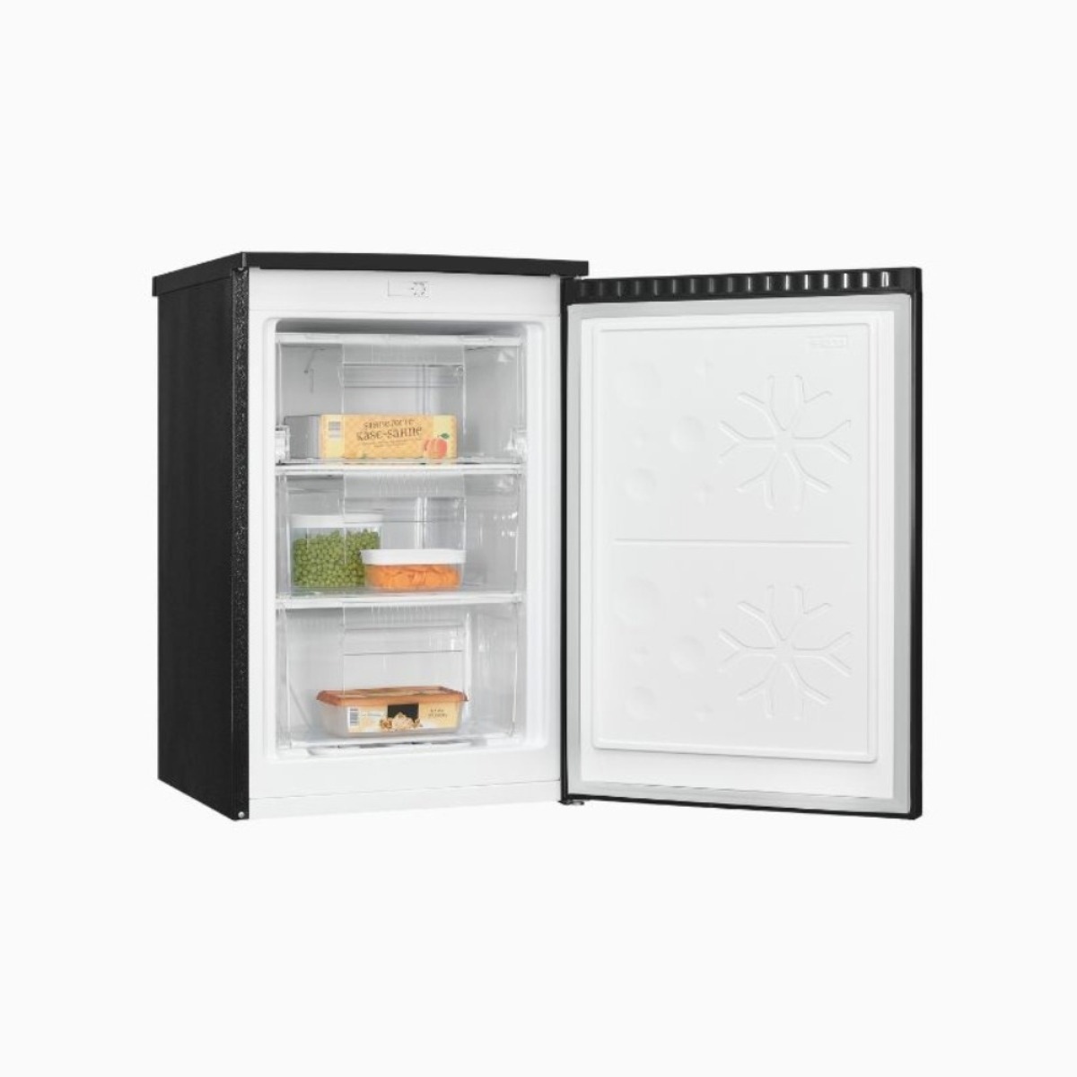 Un pequeño congelador negro bajo encimera con la puerta abierta, mostrando alimentos congelados en cajones.
