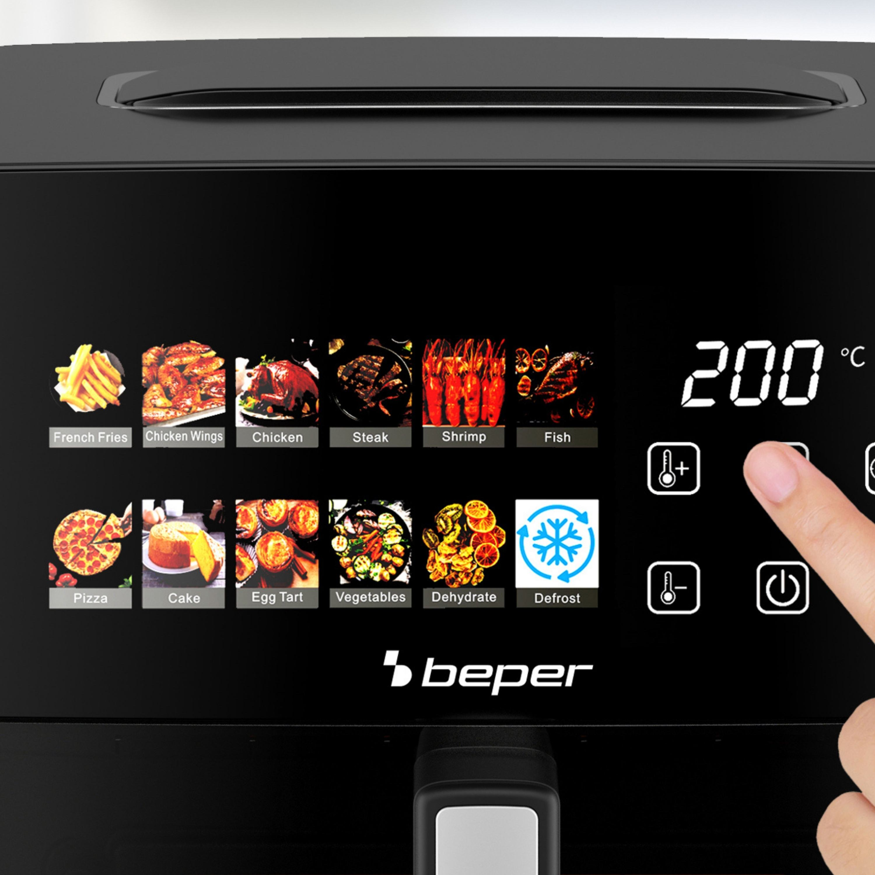 Un dito tocca il pannello di controllo digitale di una friggitrice ad aria Beper nera che mostra icone di cibo.