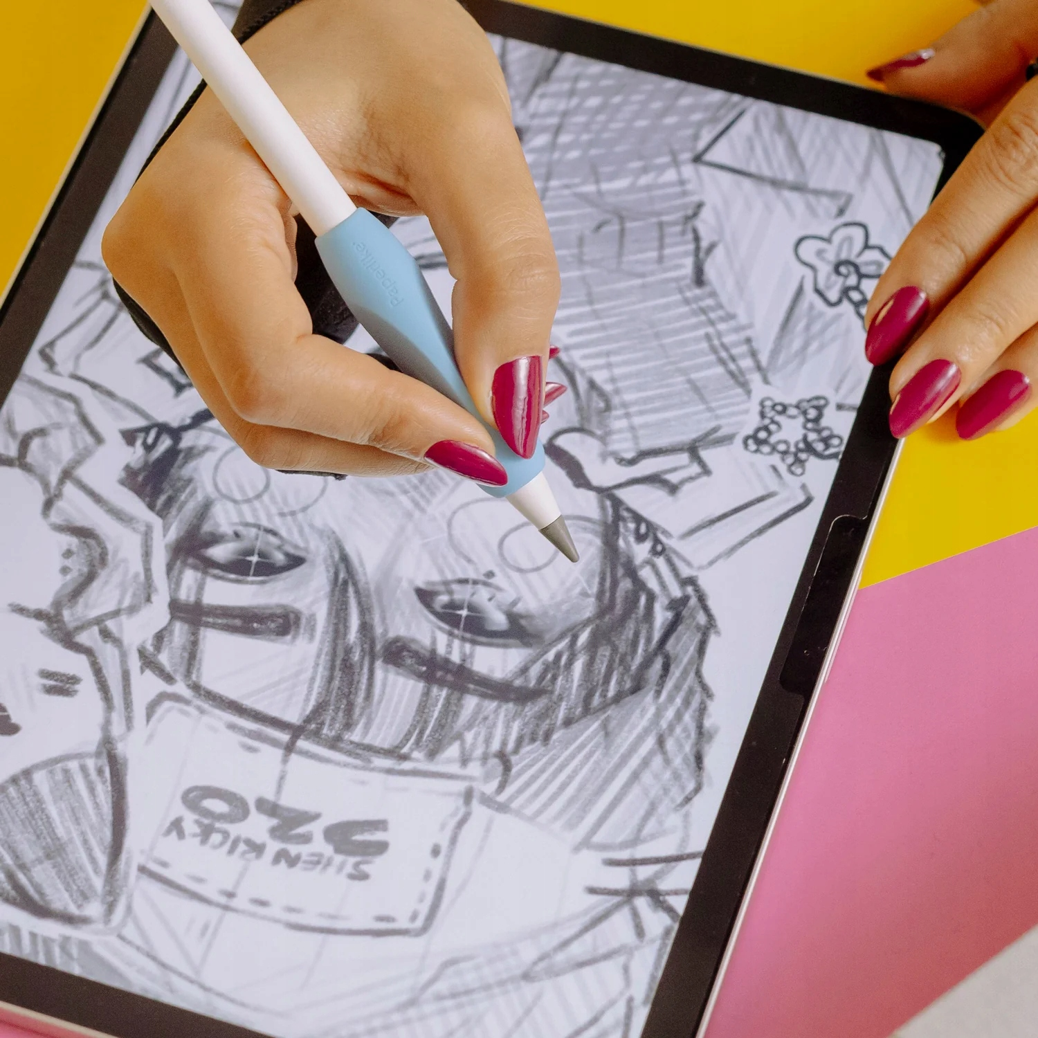 Una mano con unghie rosse usa un pennino bianco per disegnare un personaggio anime su un tablet.