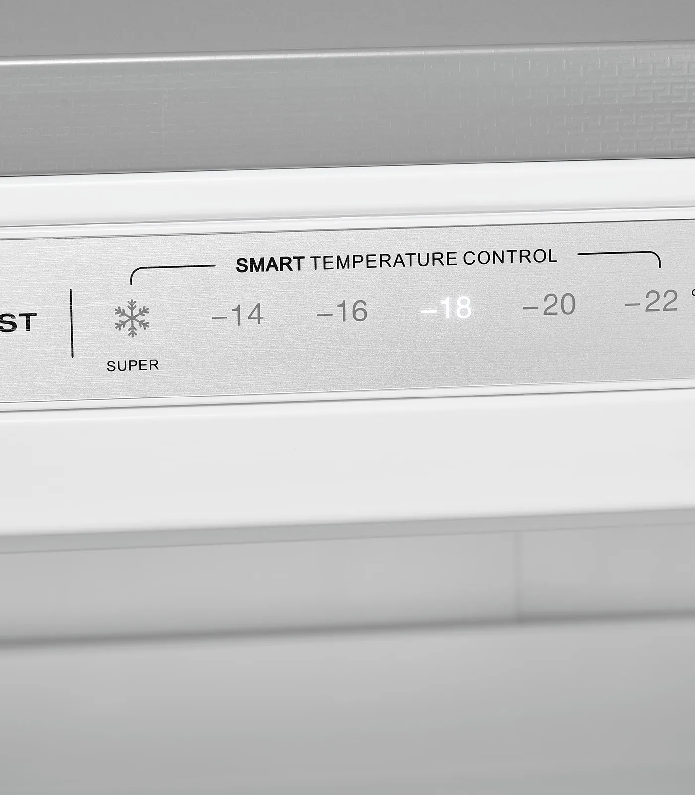 Smart Temperature Control-Bedienfeld eines Gefrierschranks mit Temperaturanzeige von -14 bis -22 Grad.