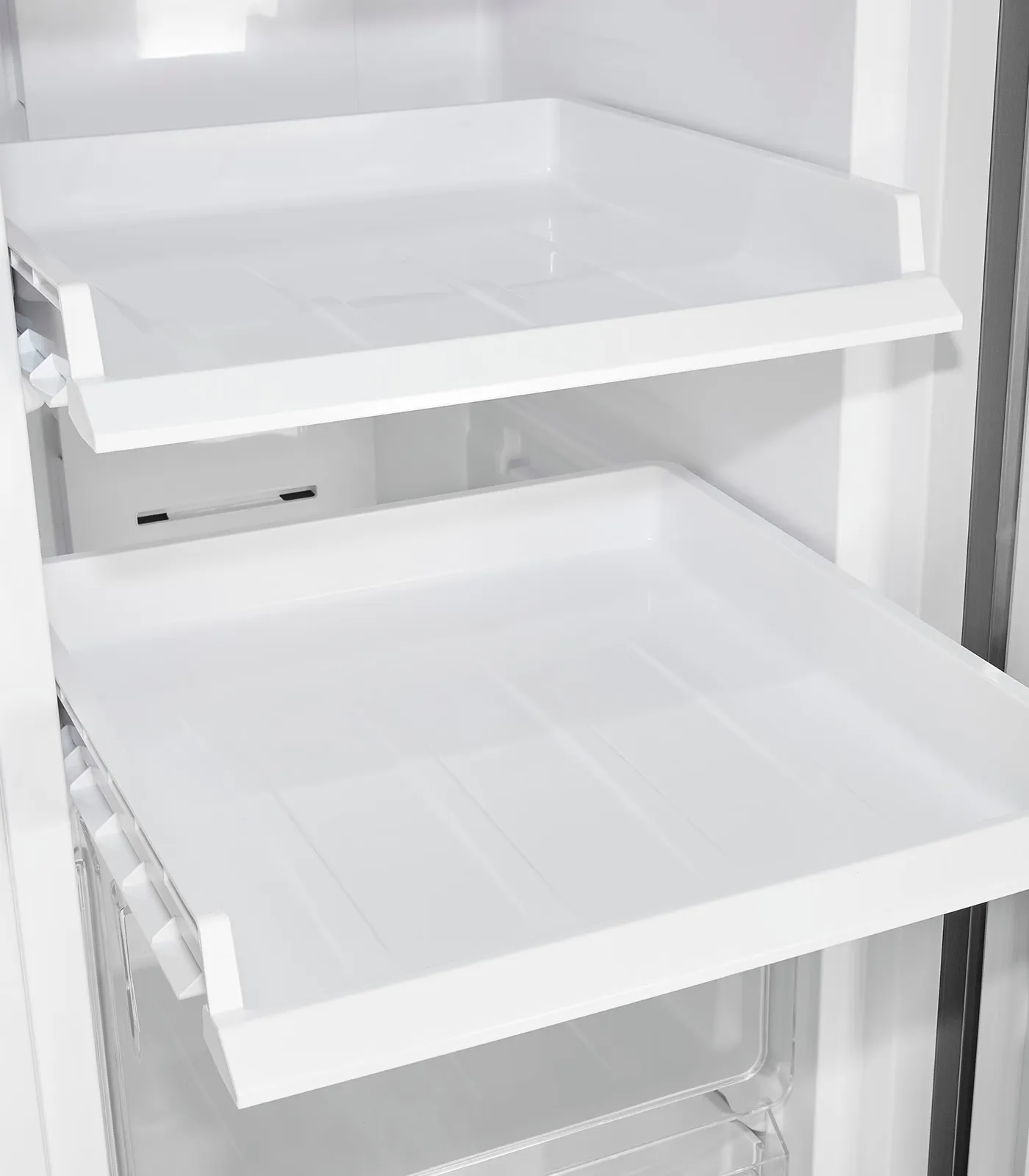 Innenansicht eines leeren weißen Kühlschranks mit zwei ausziehbaren Regalen.
