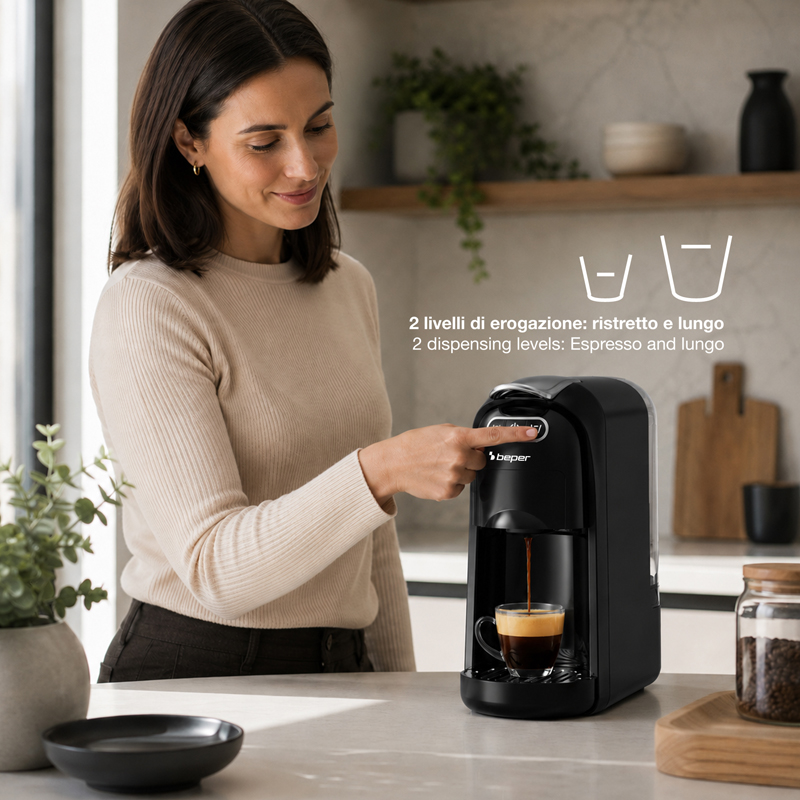 Una donna aziona una macchina da caffè nera in una cucina moderna mentre il caffè scende in una tazza.