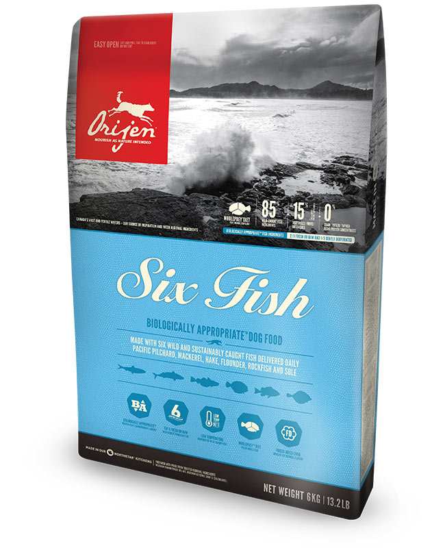 Bolsa de comida para perros Orijen Six Fish con diseño azul y rojo, fondo de olas marinas y peso neto de 6kg.
