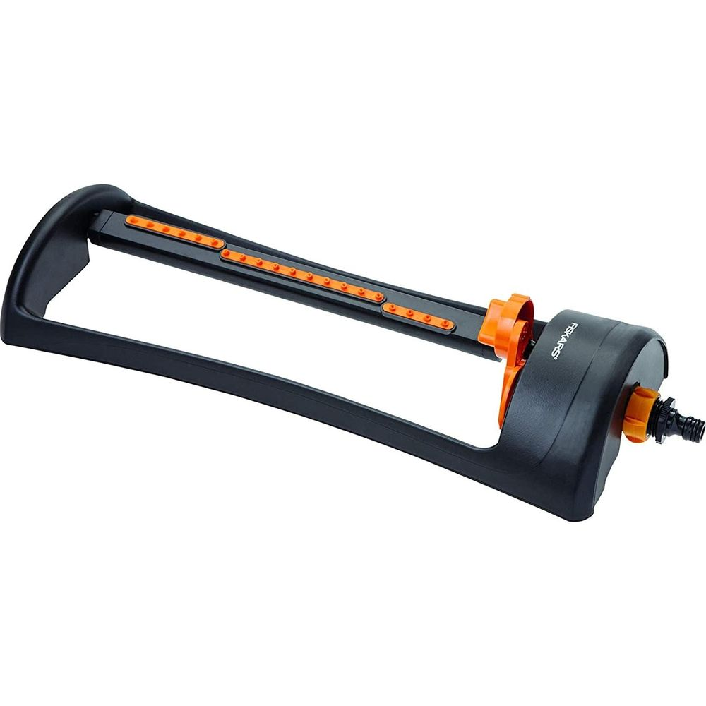 Irrigatore per prato nero con ugelli arancioni e raccordo per tubo su sfondo bianco.