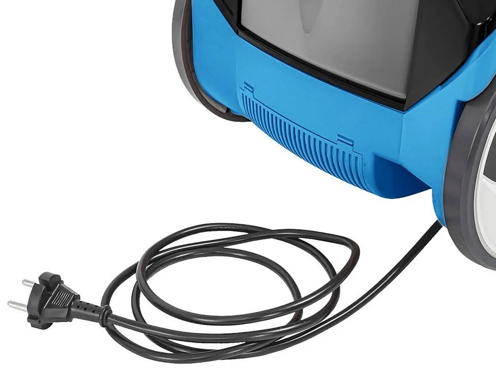 Ein blau-schwarzer Staubsauger mit aufgerolltem schwarzen Netzkabel und Stecker auf weißem Hintergrund.