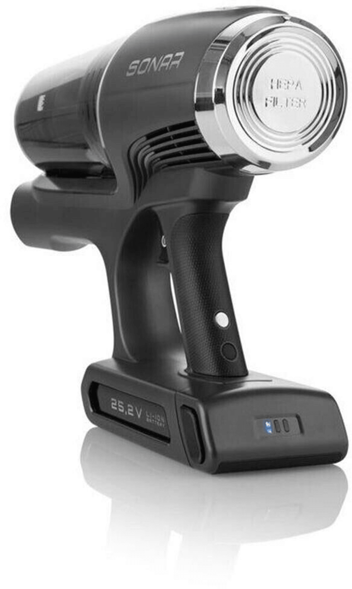 Un aspirapolvere portatile nero senza filo con filtro HEPA argentato e batteria su sfondo bianco.