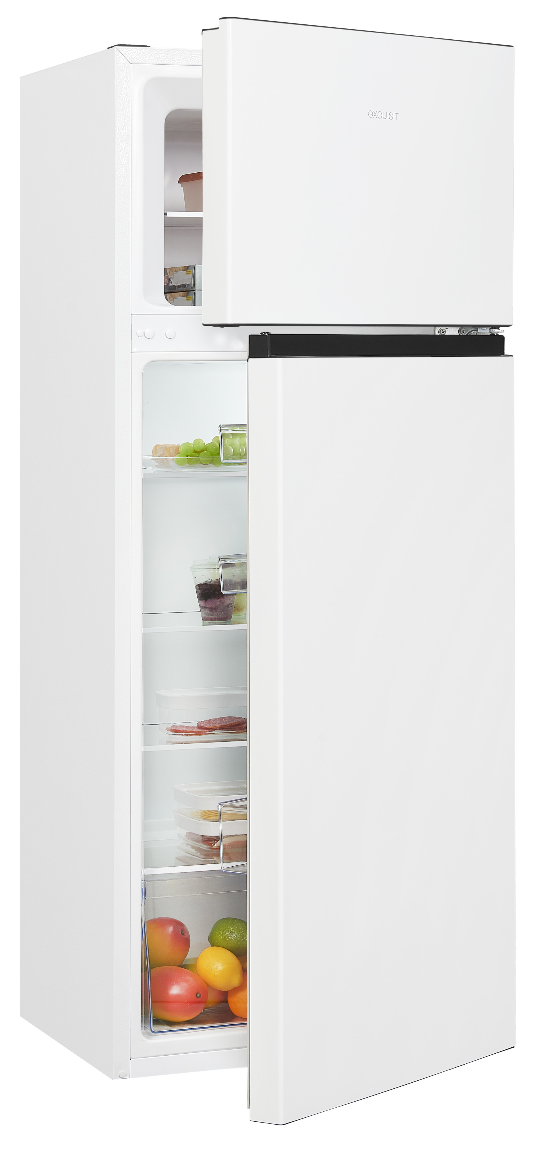 Un refrigerador Exquisit blanco con la puerta abierta, lleno de comida, sobre un fondo blanco.