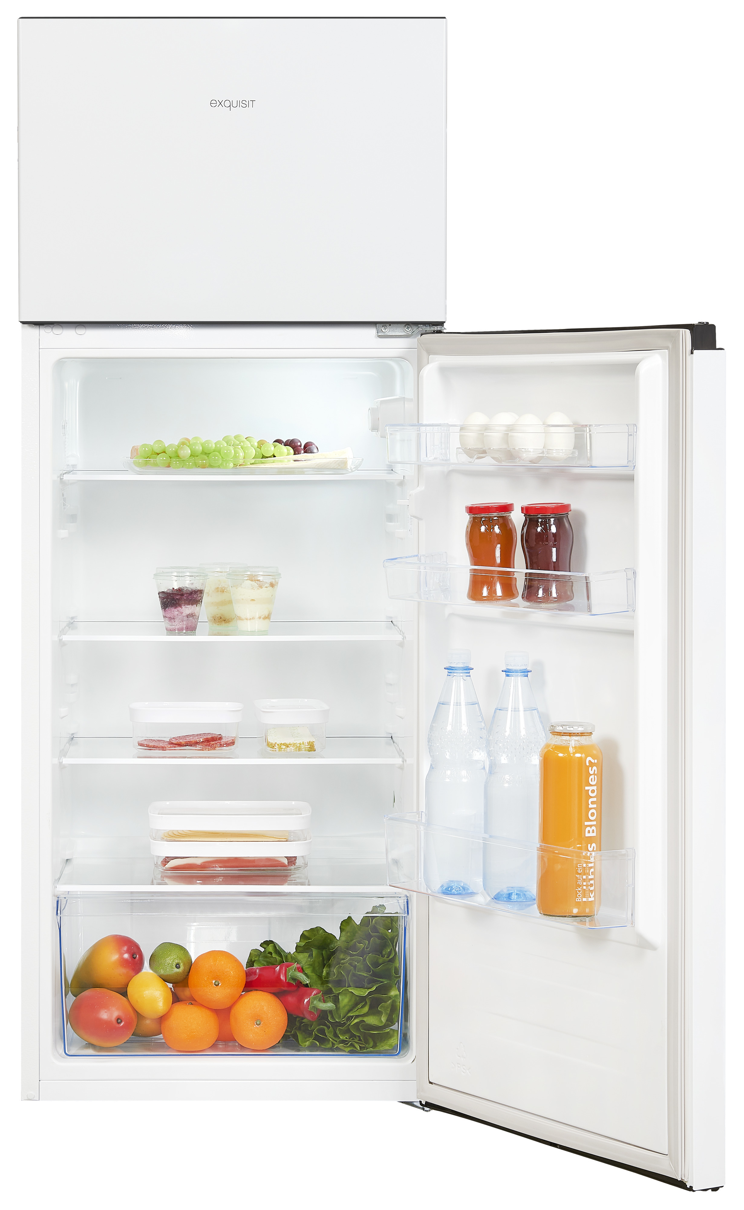Un refrigerador blanco abierto con alimentos frescos como frutas, verduras, bebidas y yogur en sus estantes.