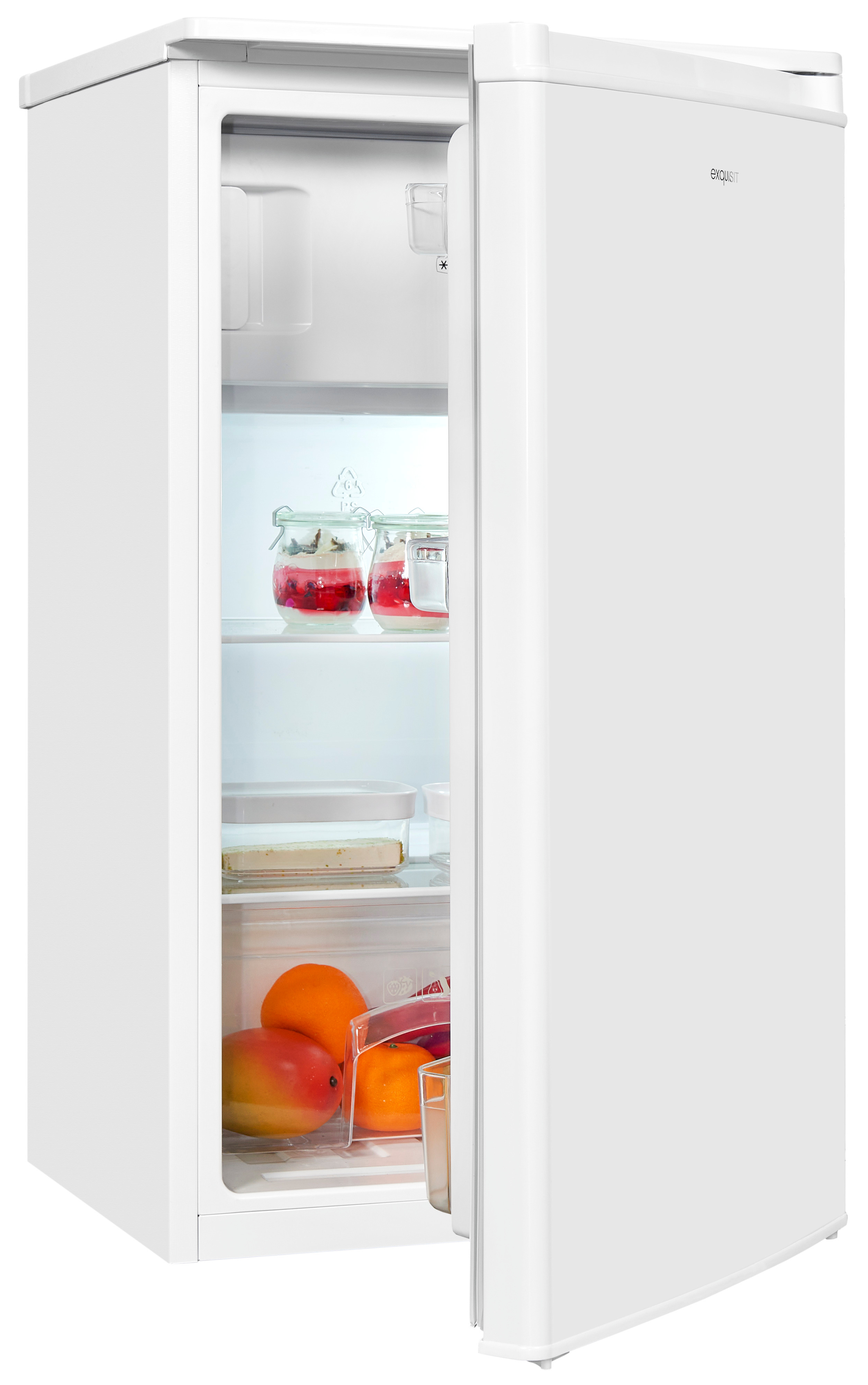 Un refrigerador pequeño blanco con la puerta abierta, mostrando frascos, recipientes y fruta en las repisas.