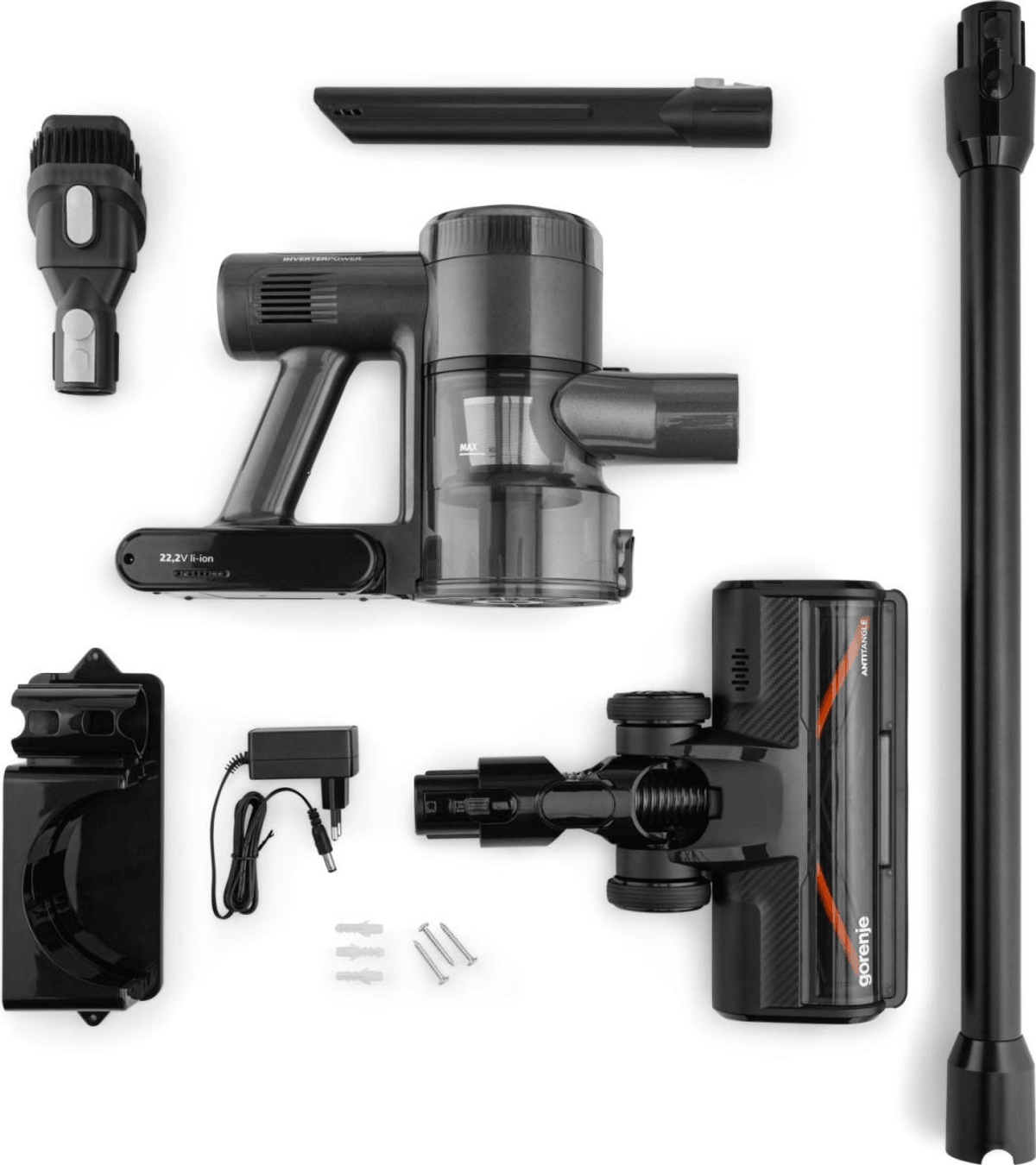 Un aspirateur balai noir avec accessoires comme brosses, tube et chargeur sur fond blanc.