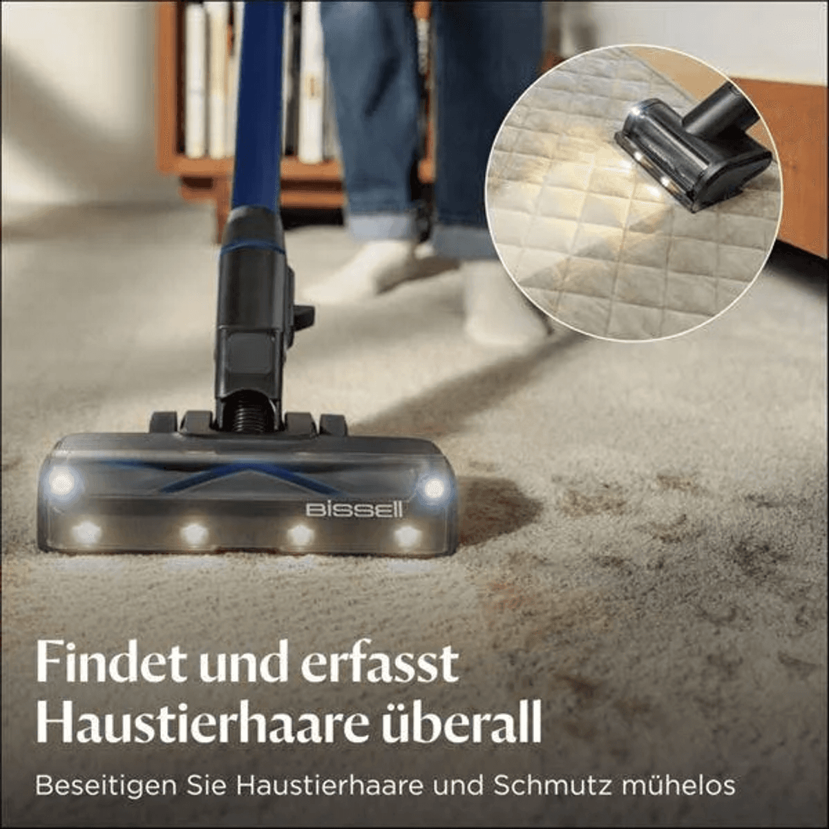 Un aspirapolvere Bissell pulisce il tappeto illuminando lo sporco.