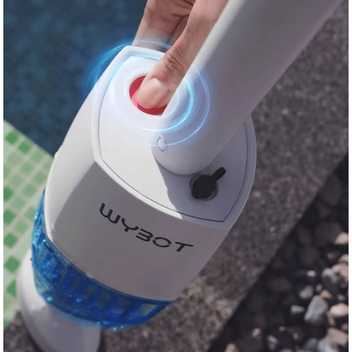 Una mano preme il pulsante di accensione rosso su un pulitore per piscina Wybot.