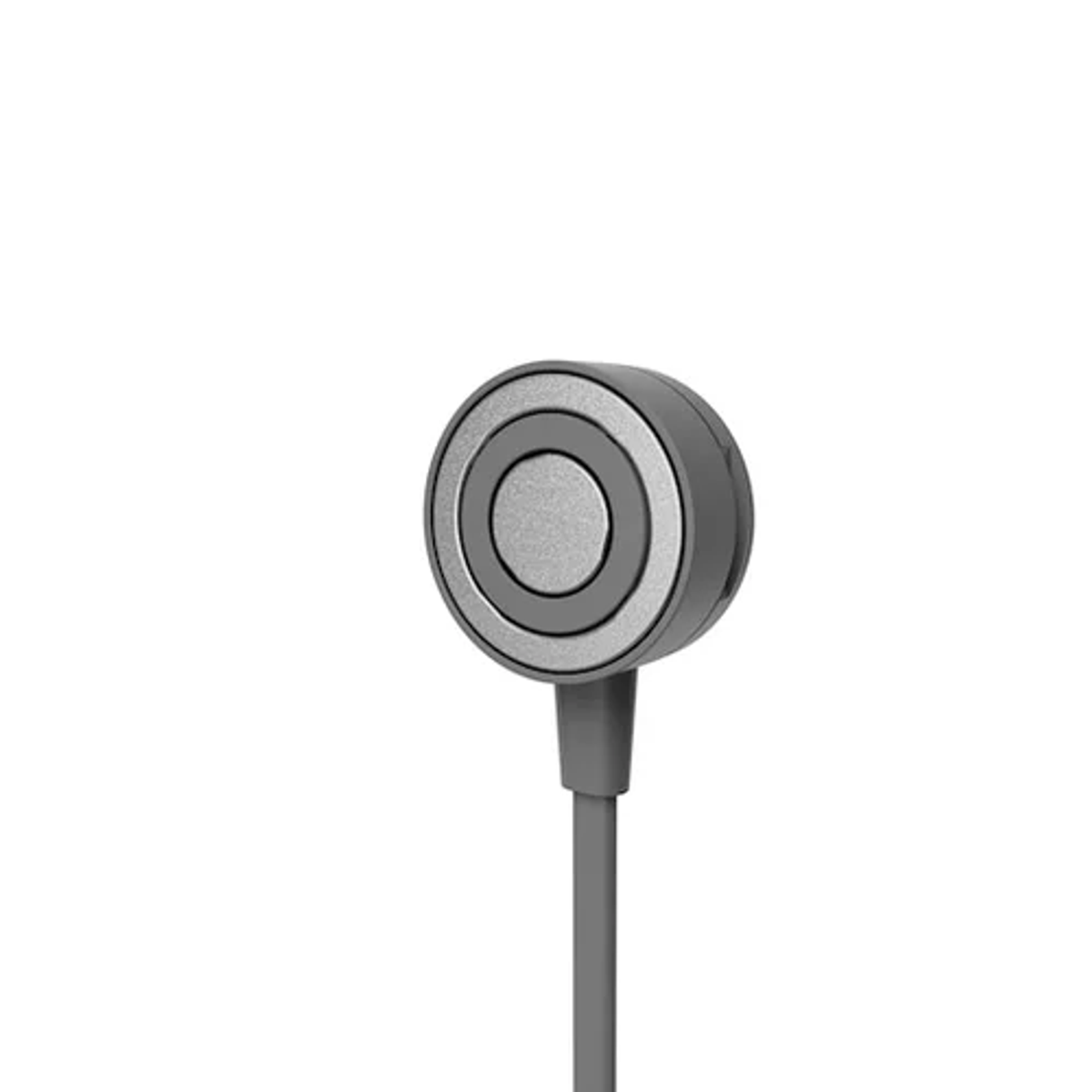 Un écouteur gris rond avec un câble sur fond blanc.
