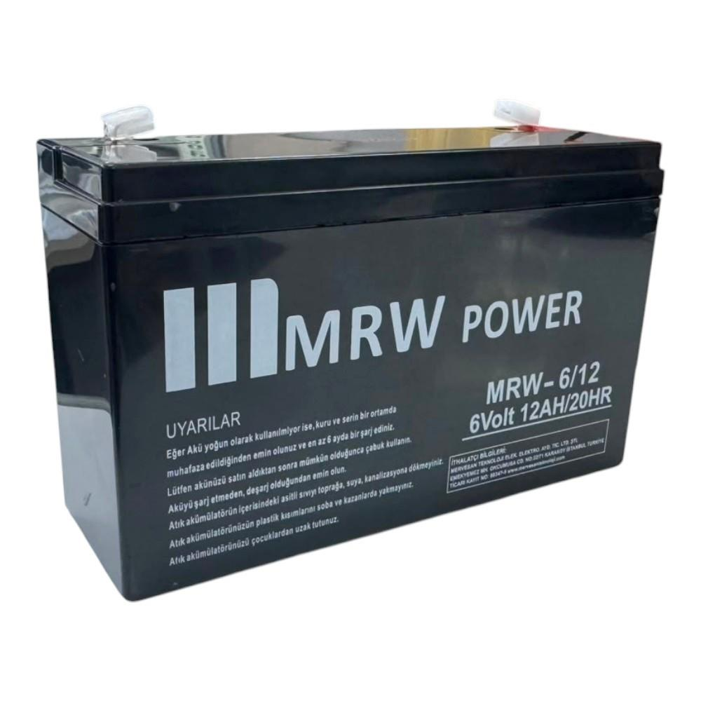 Ön yüzünde beyaz yazı ve uyarı etiketleri bulunan siyah bir MRW Power 6V 12AH/20HR akü.