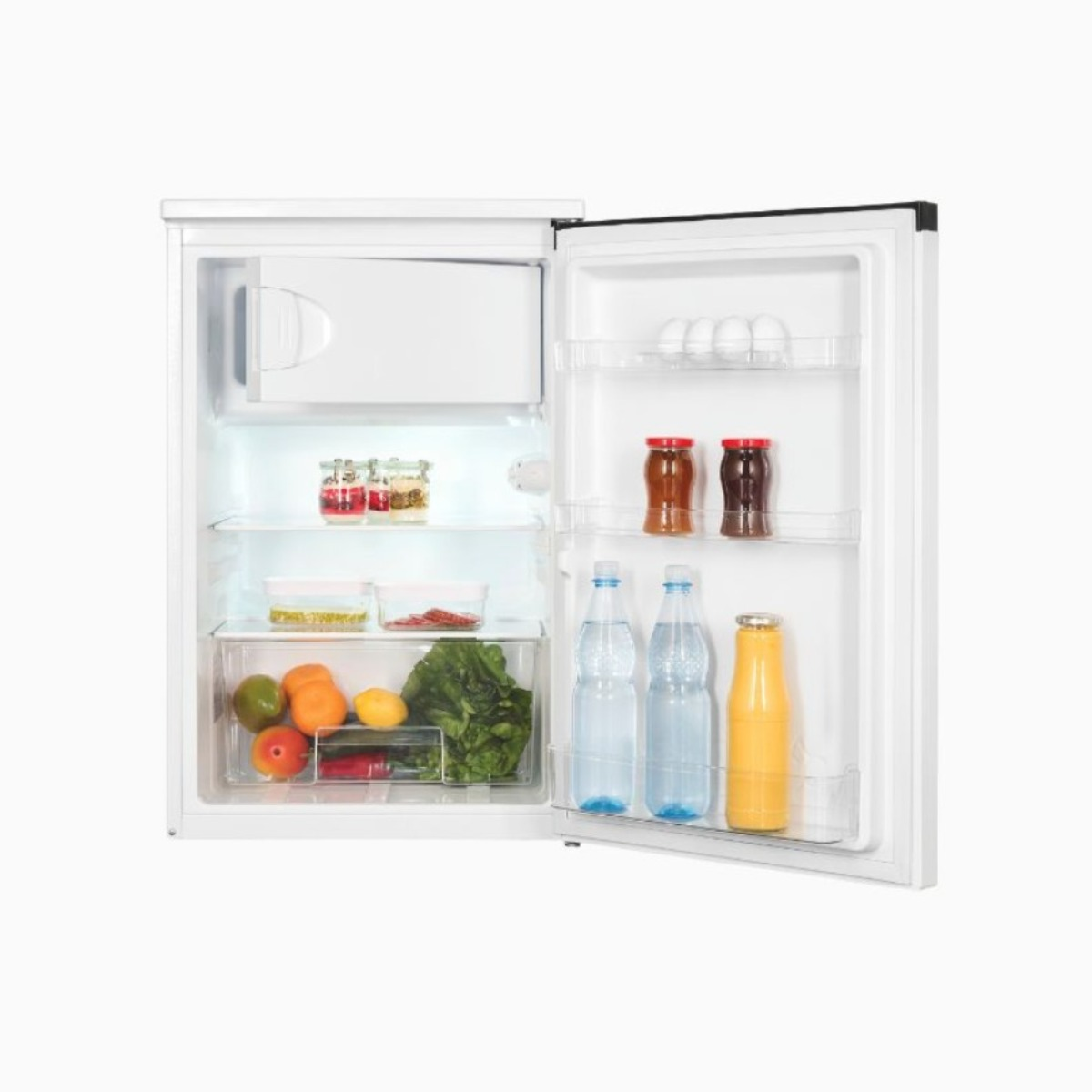 Ein offener weißer Kühlschrank mit Lebensmitteln wie Obst, Gemüse, Jars und Flaschen in den Fächern.