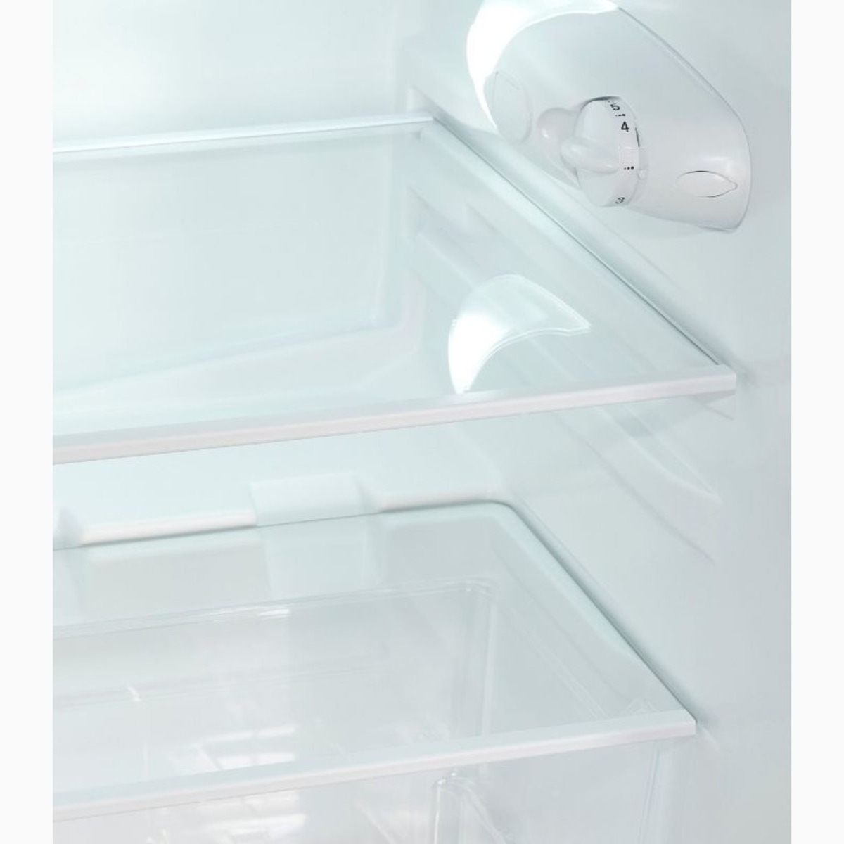 Innenansicht eines leeren Kühlschranks mit Glasregal und Temperaturregler.