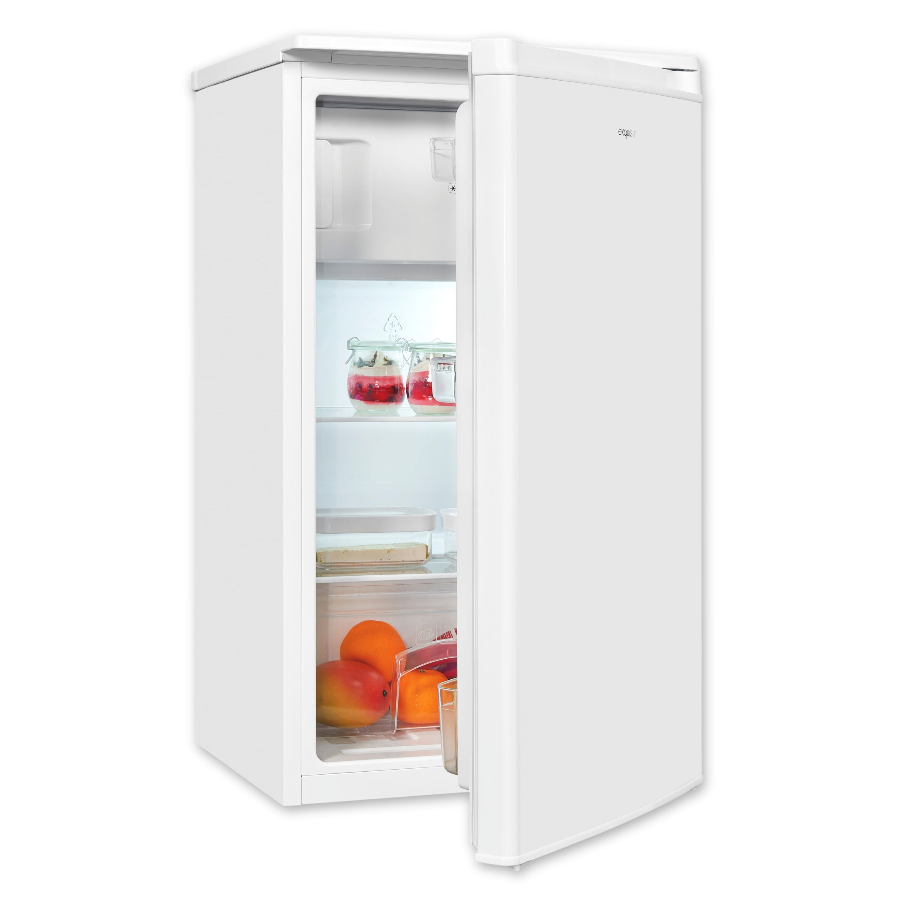 Mini nevera blanca con puerta abierta, interior iluminado, estantes llenos y fruta en el cajón inferior.