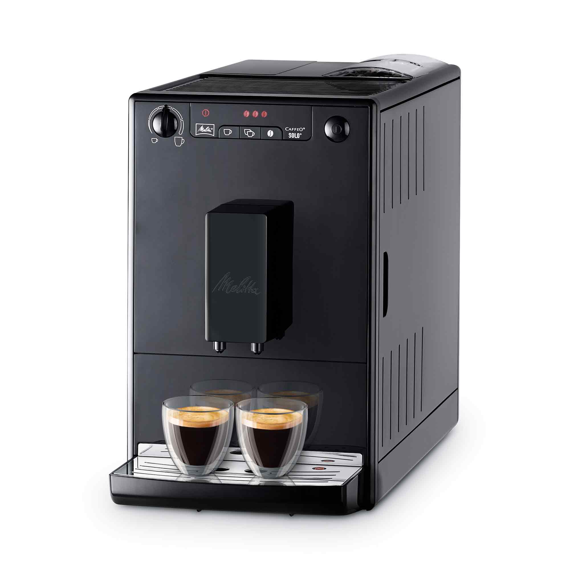 Zwarte Melitta Caffeo Solo koffiemachine met twee espressoglazen op de lekbak tegen een witte achtergrond.