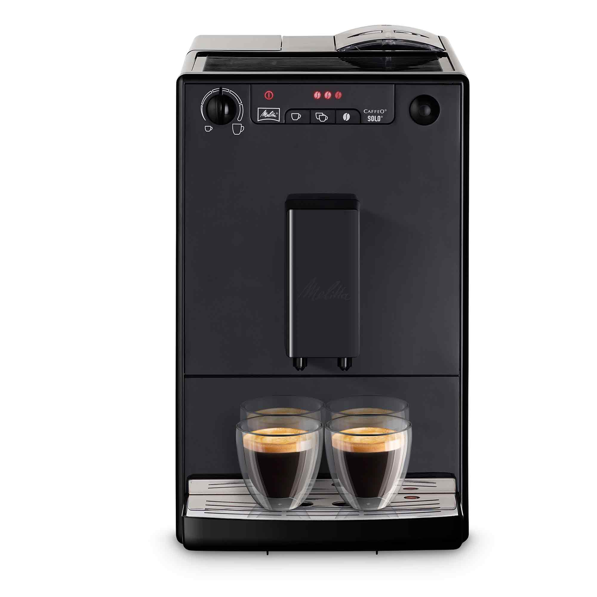 Een zwarte koffiemachine met twee glazen kopjes vers zet espresso op het lekbakje.
