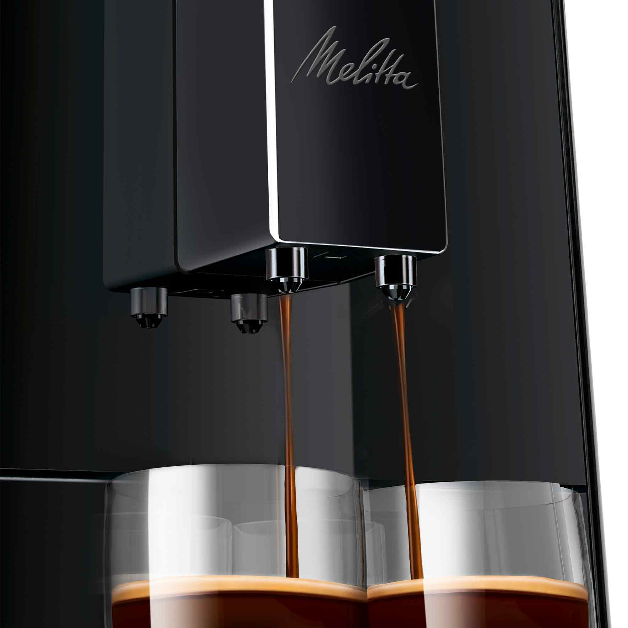 Een Melitta koffiemachine schenkt vers zet koffie in twee glazen.