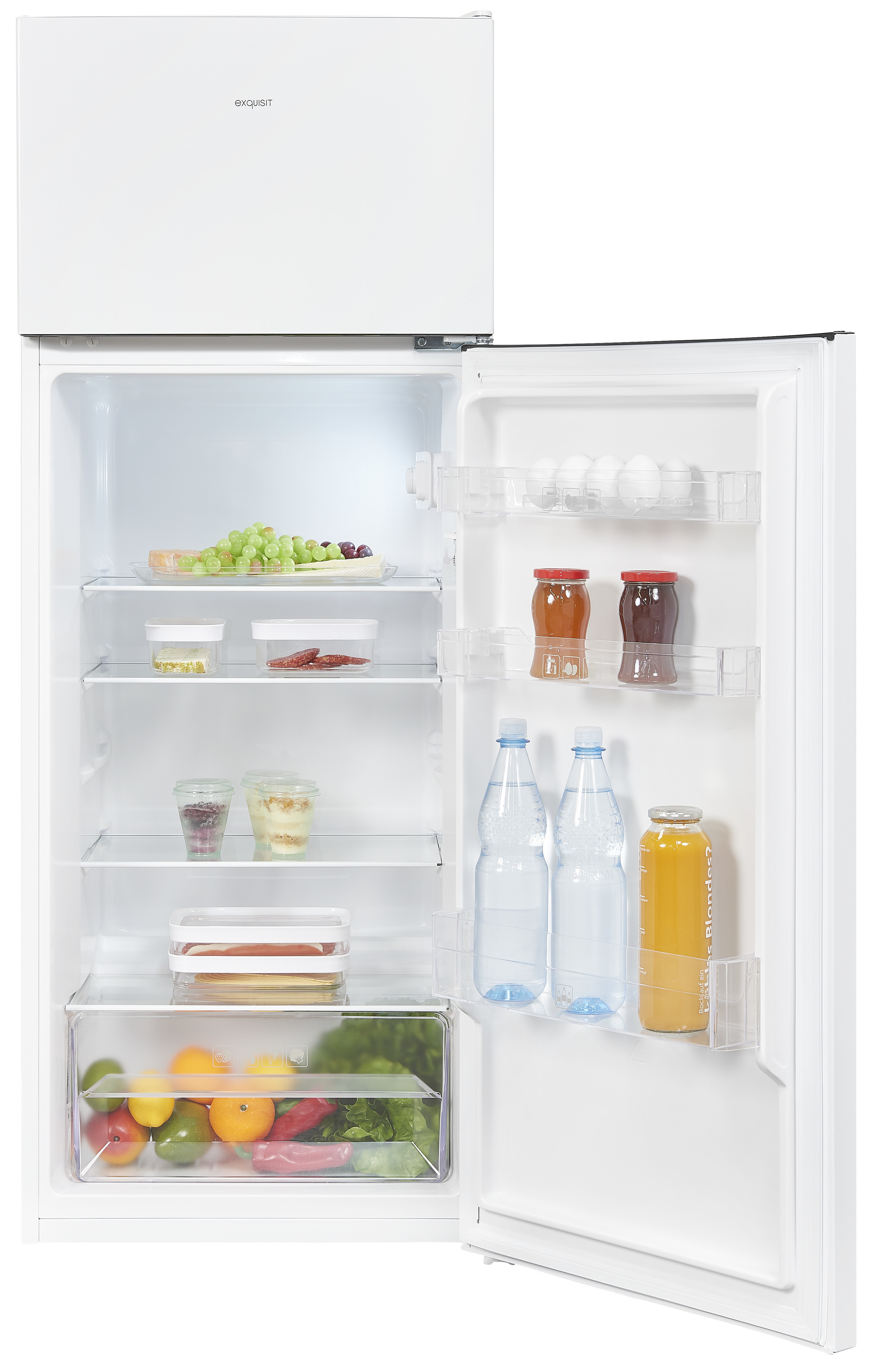Ein offener weißer Kühlschrank mit Obst, Gemüse, Getränken und Gläsern in den Fächern.