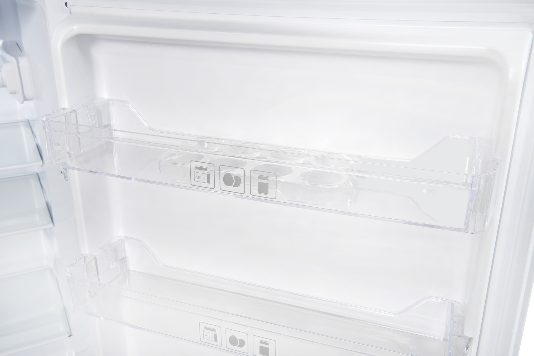Geöffnete weiße Kühlschranktür mit zwei leeren transparenten Fächern.