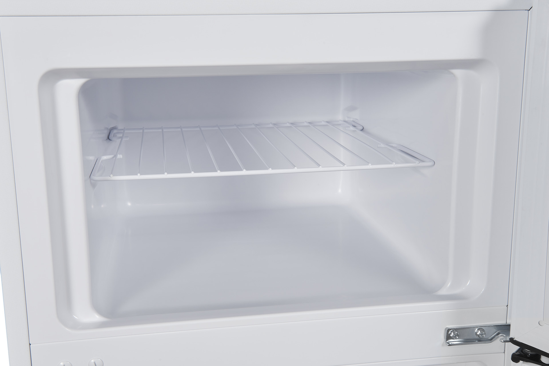 Ein leerer weißer Minikühlschrank mit einem einzigen Drahtregal.