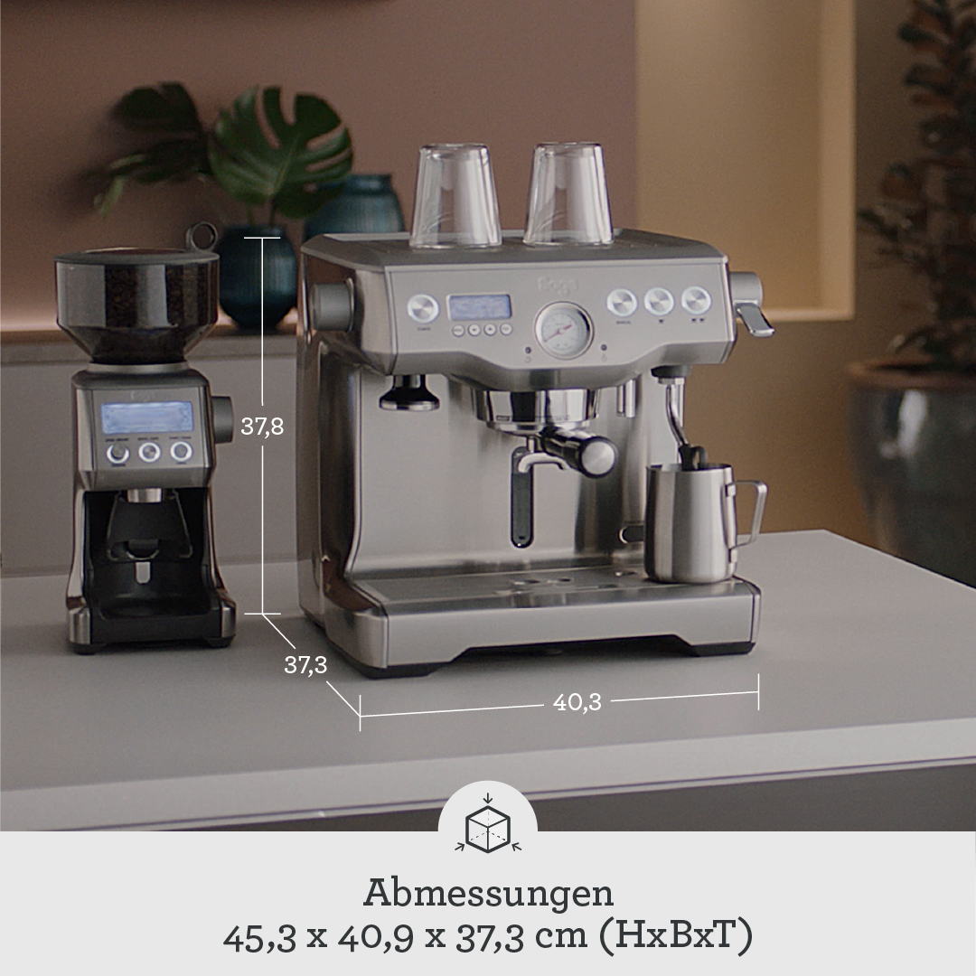 Macchina da caffè con macinacaffè e dimensioni su piano cucina con sfondo beige.